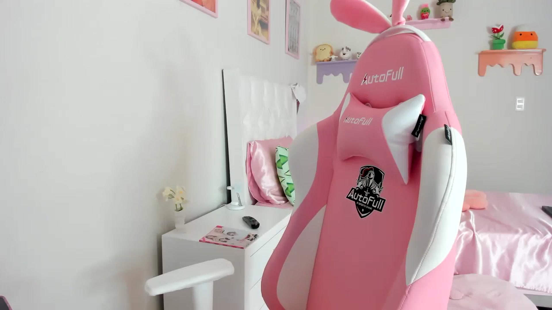 Gallery image thumbnail from Cherrycute666's myfreecams stream on, 08/25/2023, 21:24 image 16 of 20