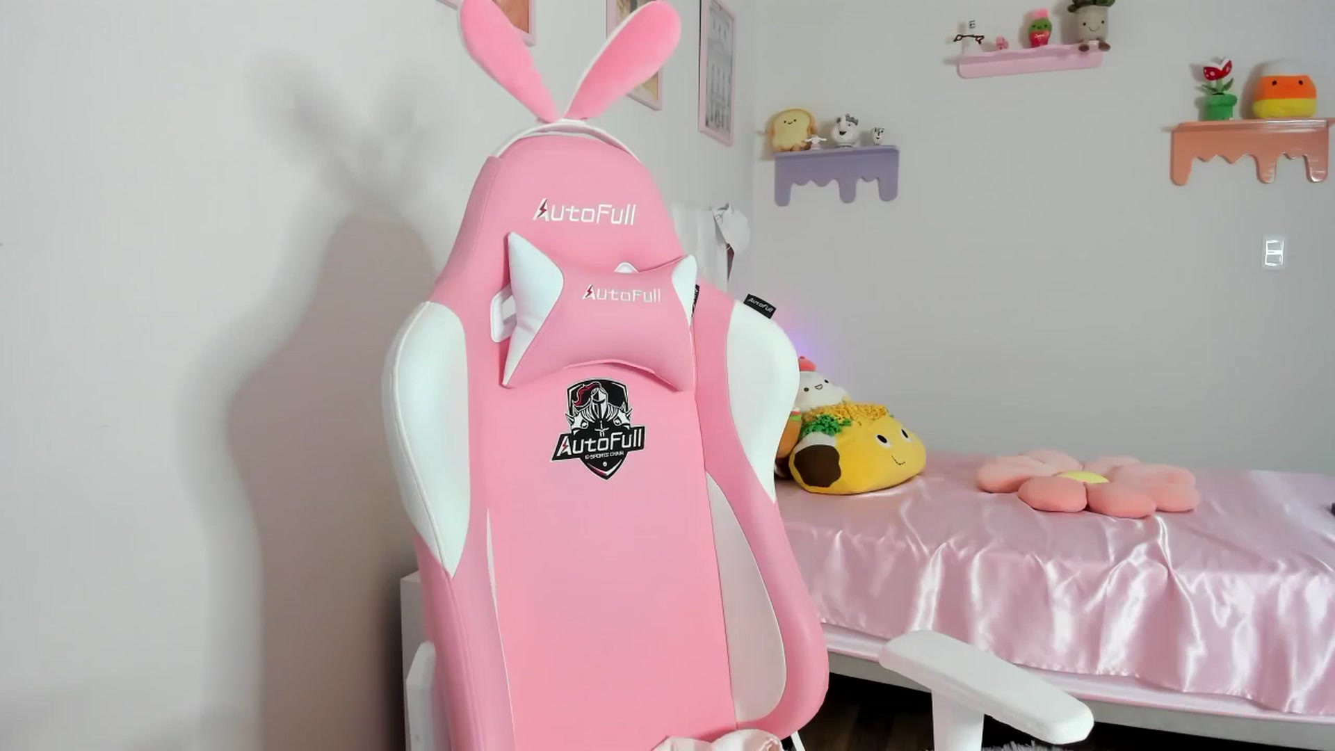 Gallery image thumbnail from Cherrycute666's myfreecams stream on, 08/25/2023, 23:39 image 13 of 20