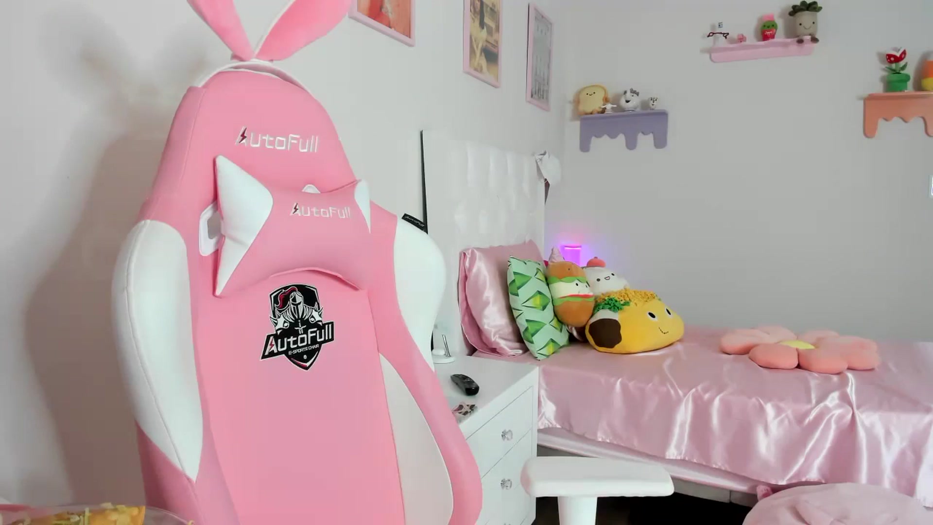 Gallery image thumbnail from Cherrycute666's myfreecams stream on, 08/25/2023, 23:39 image 3 of 20