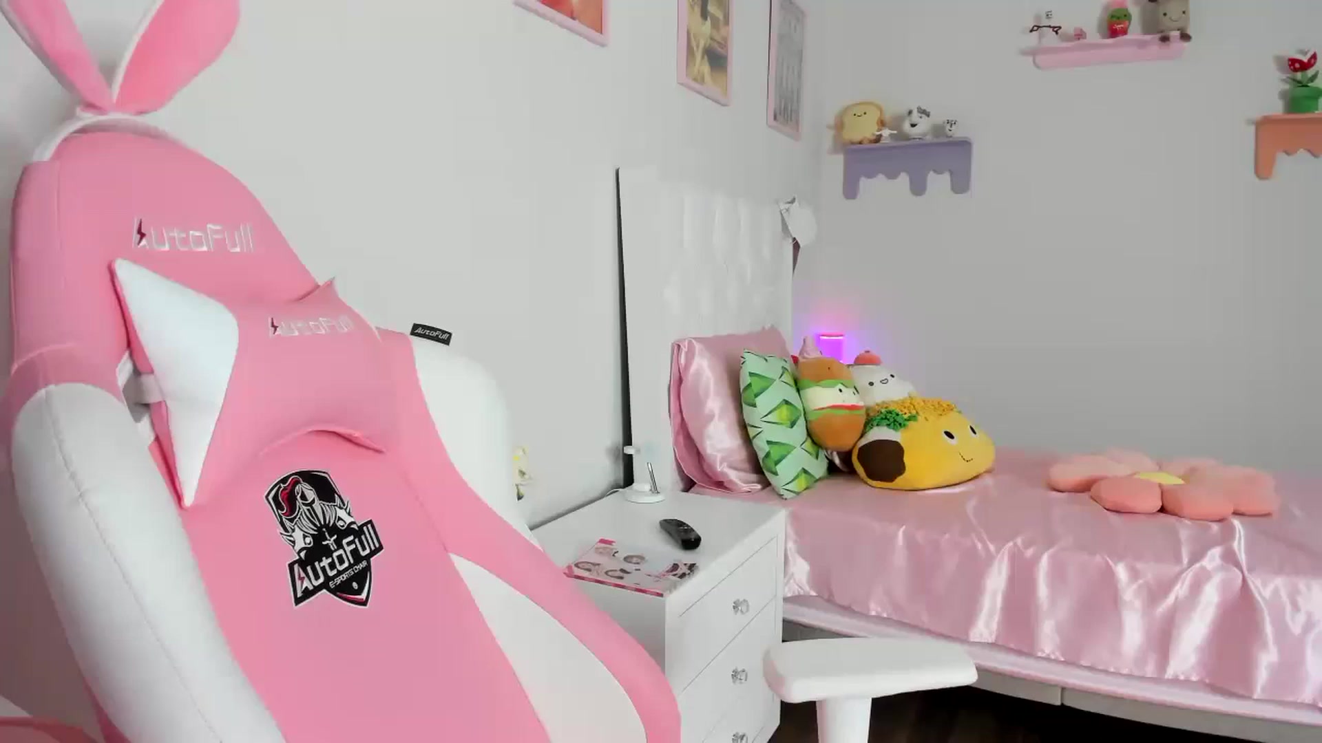 Gallery image thumbnail from Cherrycute666's myfreecams stream on, 08/26/2023, 24:00 image 6 of 20