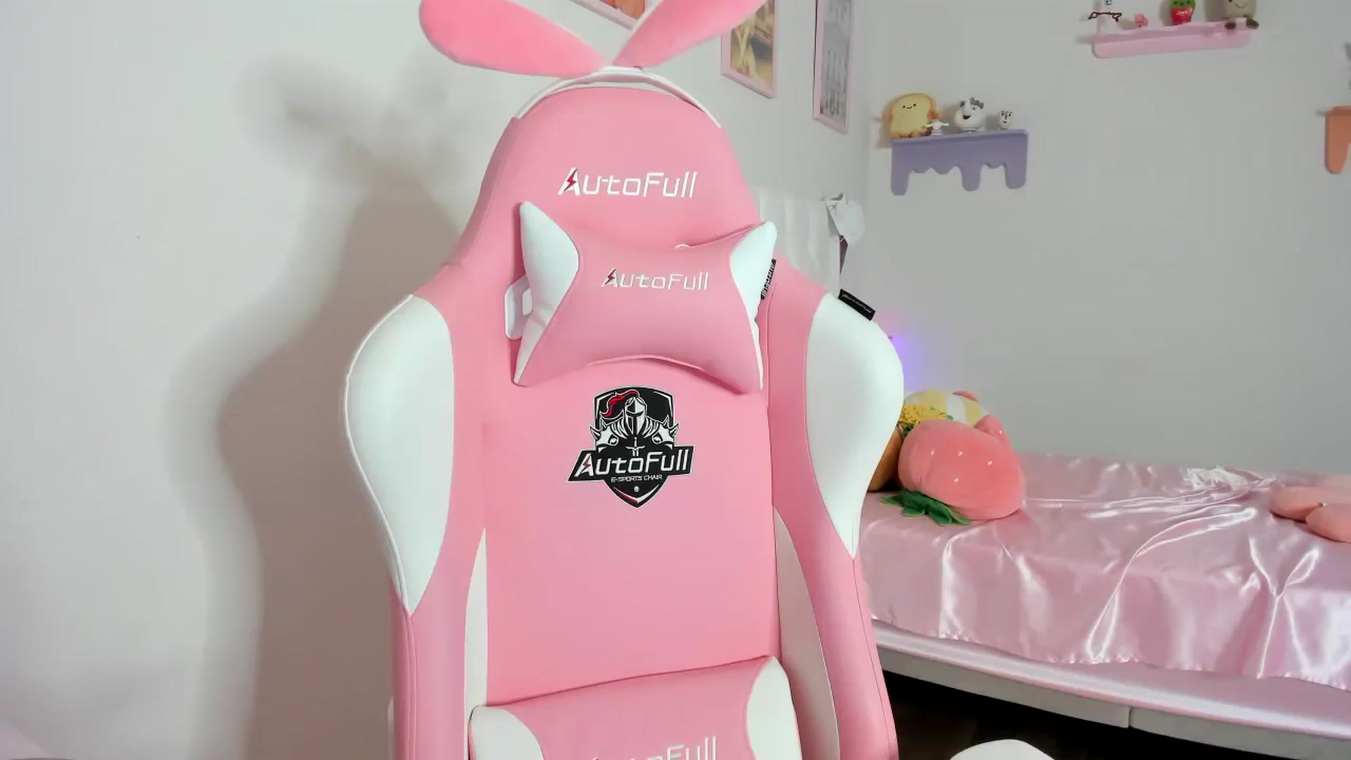 Gallery image thumbnail from Cherrycute666's myfreecams stream on, 08/27/2023, 06:29 image 6 of 20