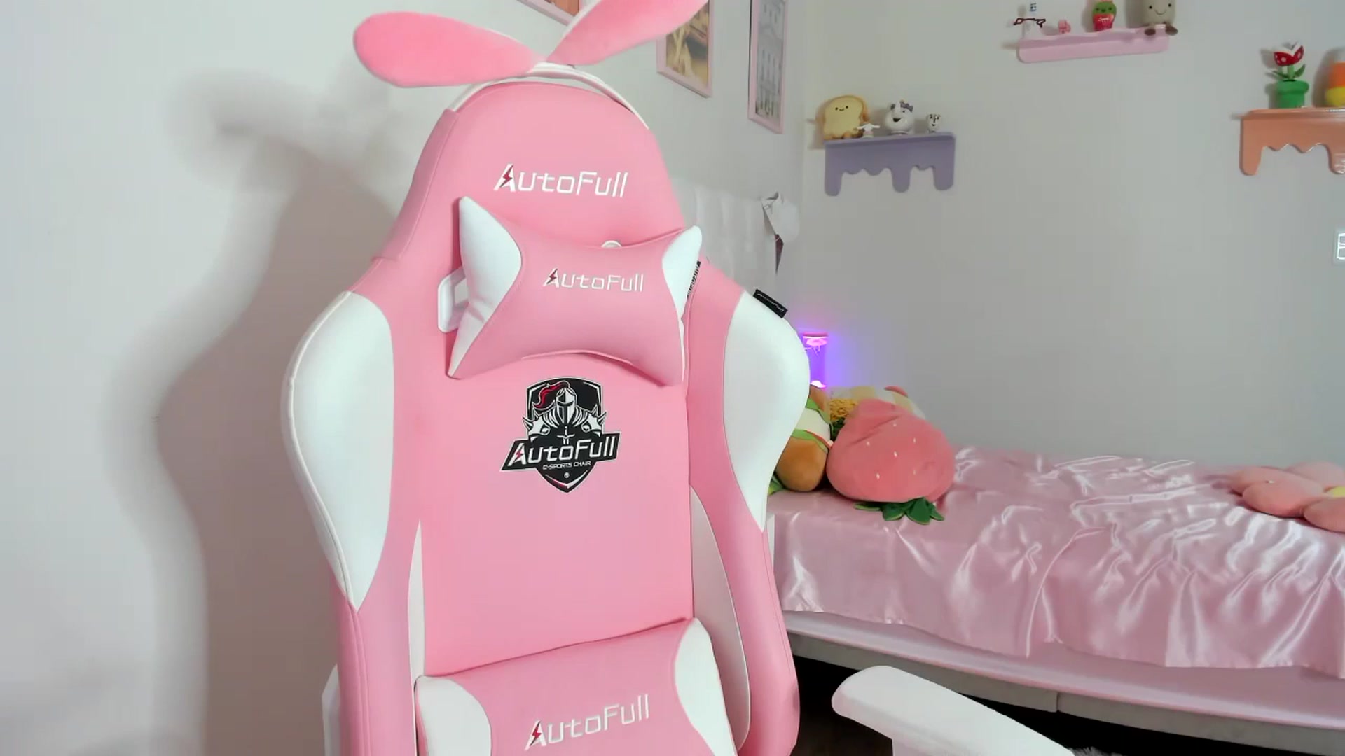 Gallery image thumbnail from Cherrycute666's myfreecams stream on, 08/27/2023, 08:59 image 17 of 20