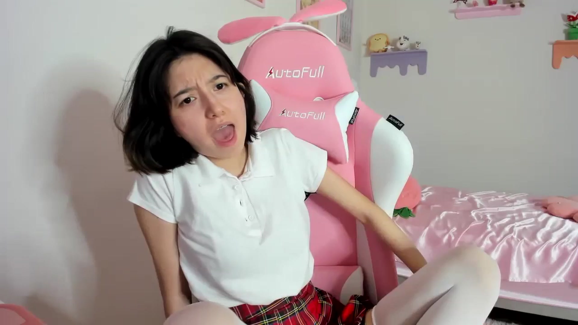 Gallery image thumbnail from Cherrycute666's myfreecams stream on, 08/27/2023, 10:18 image 16 of 20