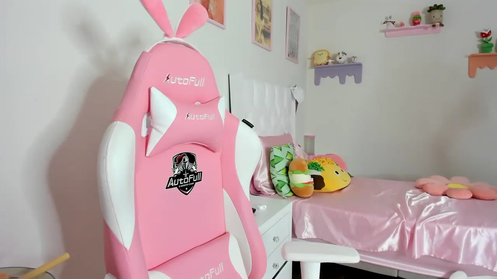 Gallery image thumbnail from Cherrycute666's myfreecams stream on, 08/29/2023, 04:04 image 2 of 20