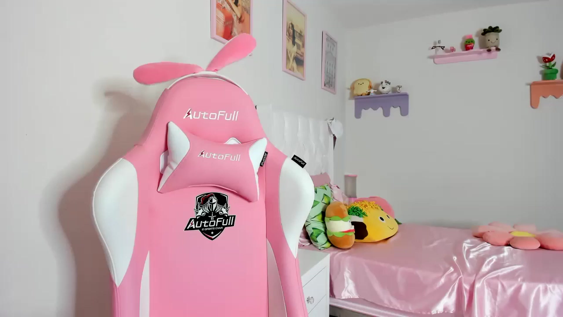 Gallery image thumbnail from Cherrycute666's myfreecams stream on, 08/29/2023, 08:21 image 16 of 20