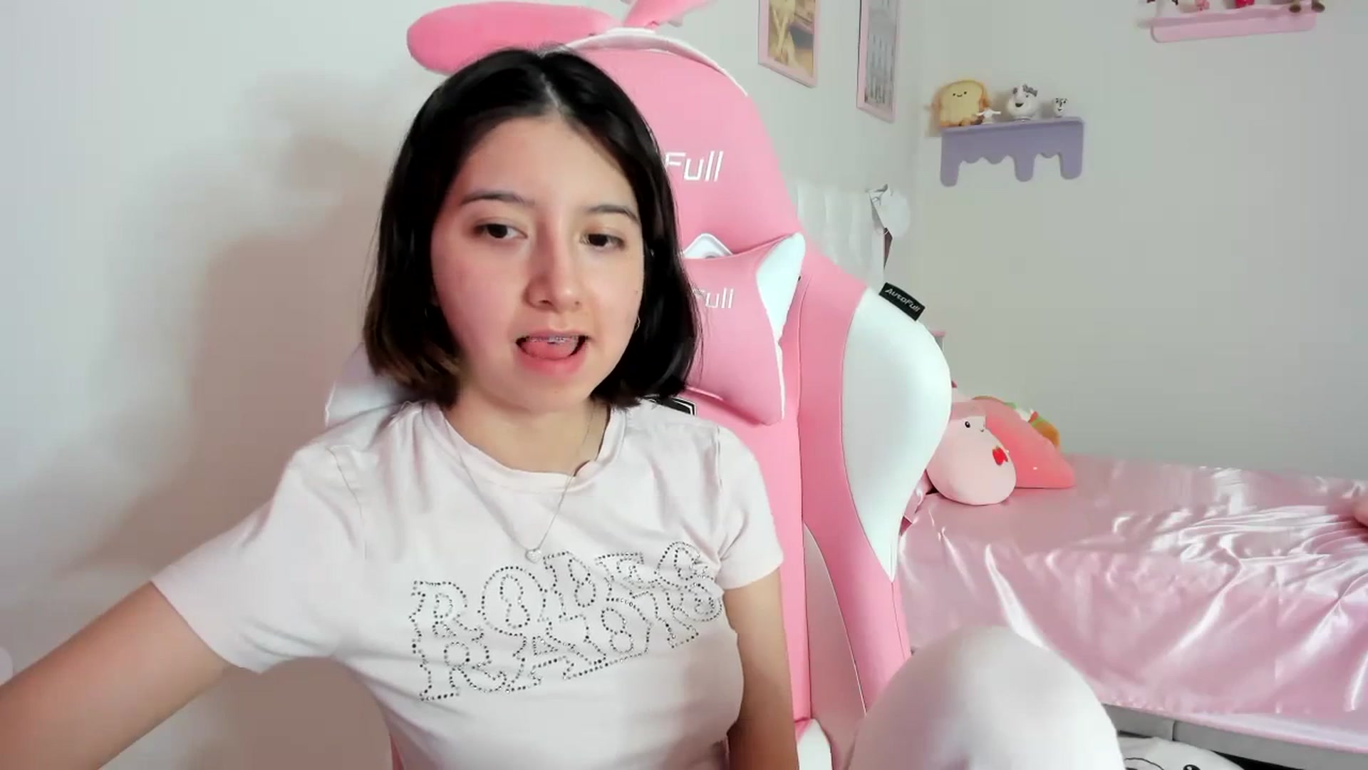 Gallery image thumbnail from Cherrycute666's myfreecams stream on, 08/30/2023, 22:00 image 17 of 20