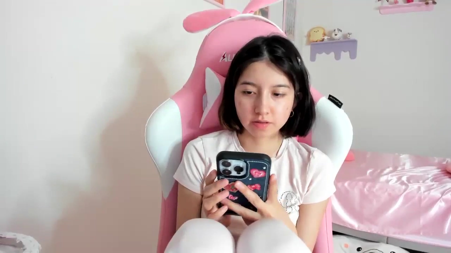 Gallery image thumbnail from Cherrycute666's myfreecams stream on, 08/30/2023, 22:00 image 19 of 20