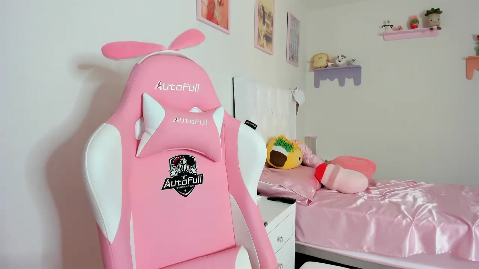 Gallery image thumbnail from Cherrycute666's myfreecams stream on, 08/30/2023, 23:47 image 14 of 20