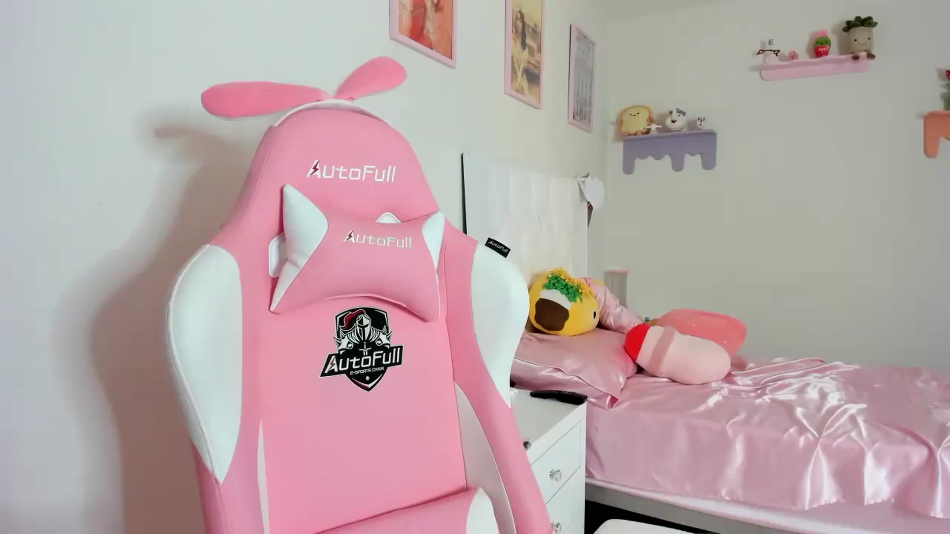 Gallery image thumbnail from Cherrycute666's myfreecams stream on, 08/30/2023, 23:47 image 13 of 20