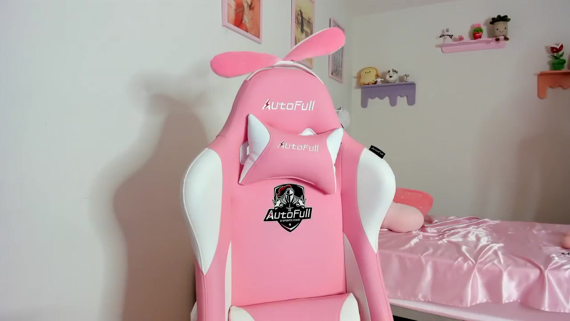 Gallery image thumbnail from Cherrycute666's myfreecams stream on, 08/31/2023, 24:13 image 15 of 20
