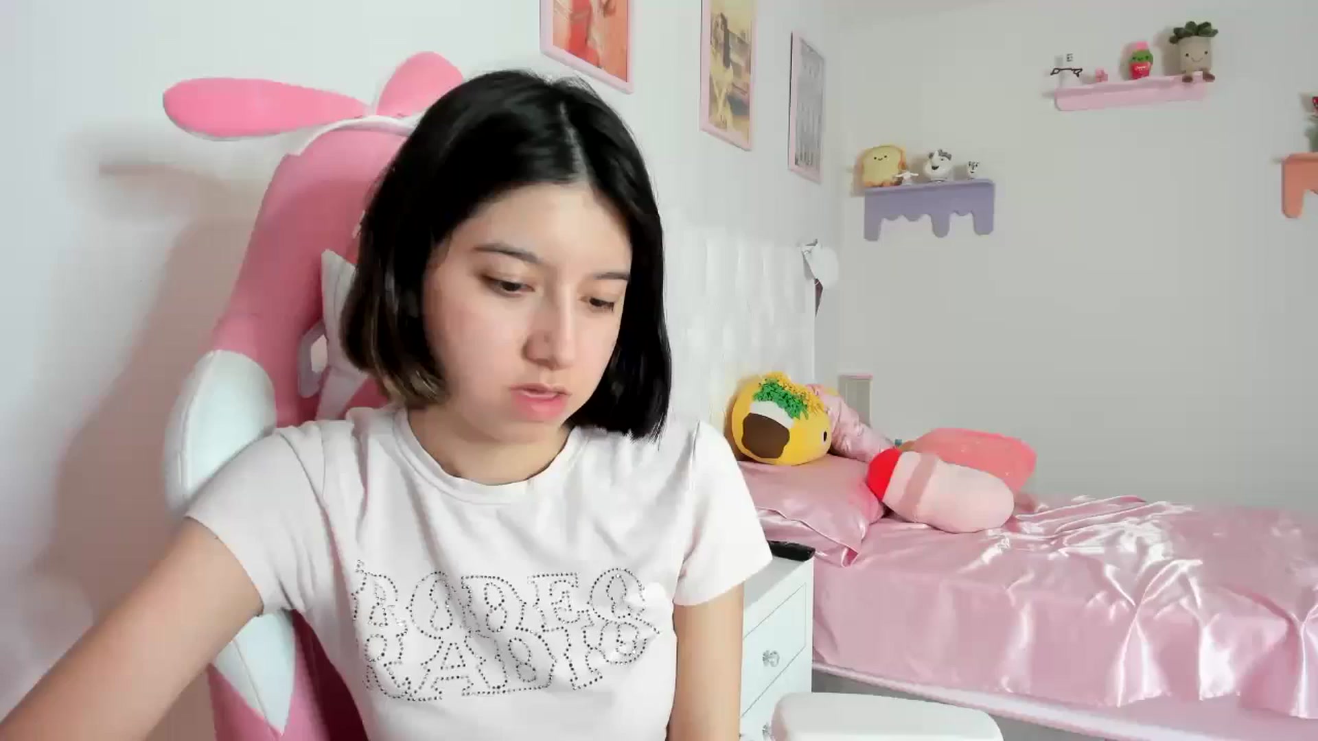 Gallery image thumbnail from Cherrycute666's myfreecams stream on, 08/31/2023, 24:13 image 4 of 20