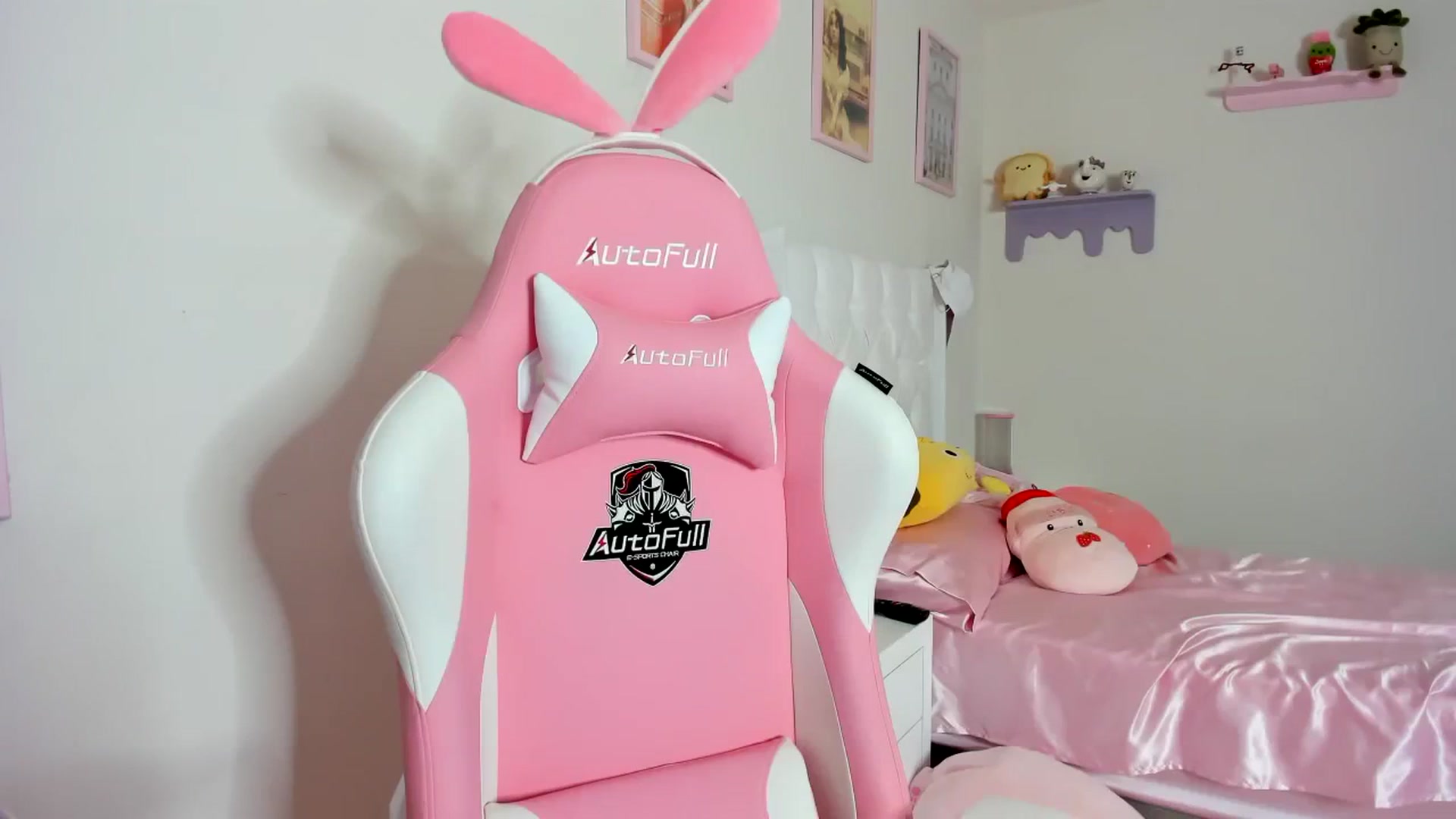 Gallery image thumbnail from Cherrycute666's myfreecams stream on, 09/01/2023, 02:18 image 18 of 20