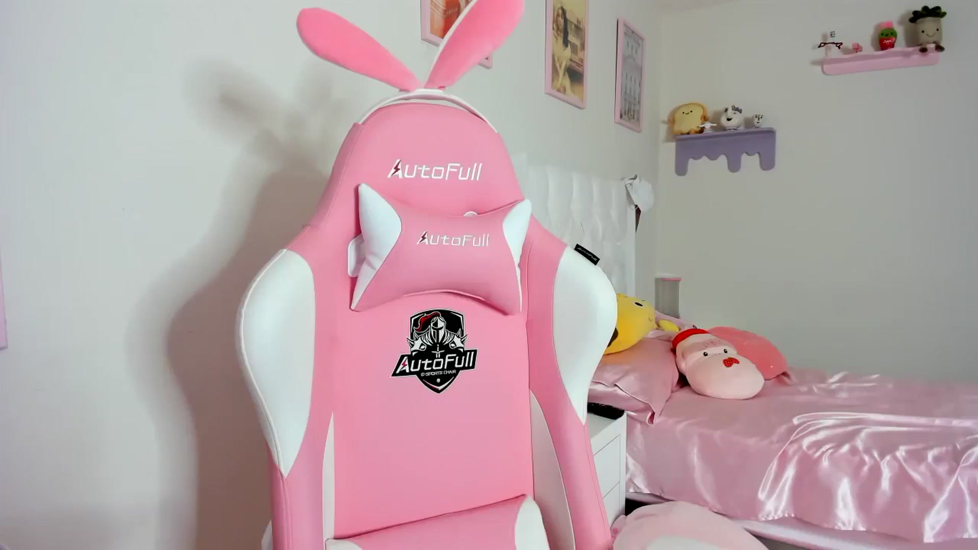 Gallery image thumbnail from Cherrycute666's myfreecams stream on, 09/01/2023, 02:18 image 17 of 20