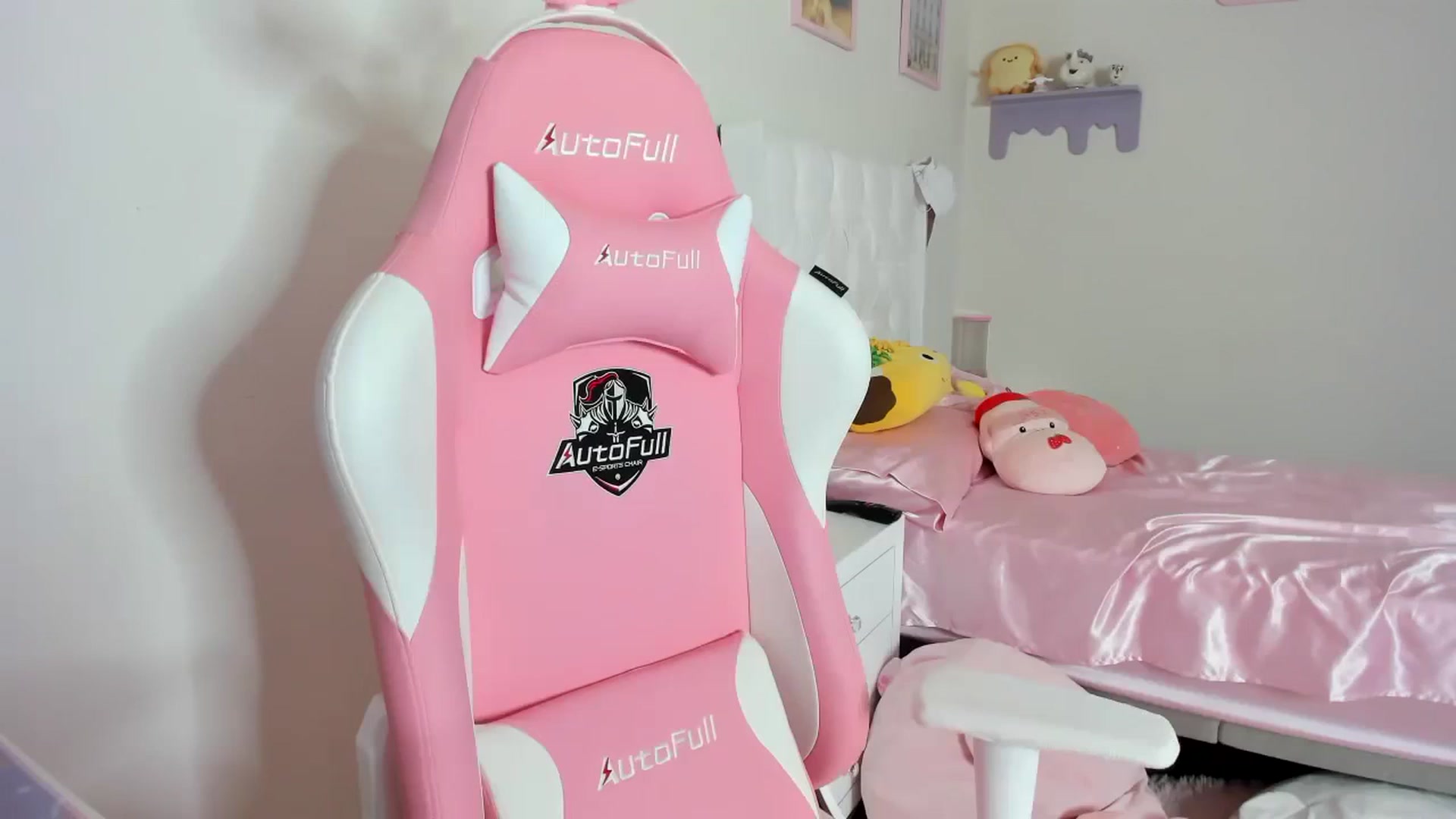 Gallery image thumbnail from Cherrycute666's myfreecams stream on, 09/01/2023, 02:18 image 6 of 20