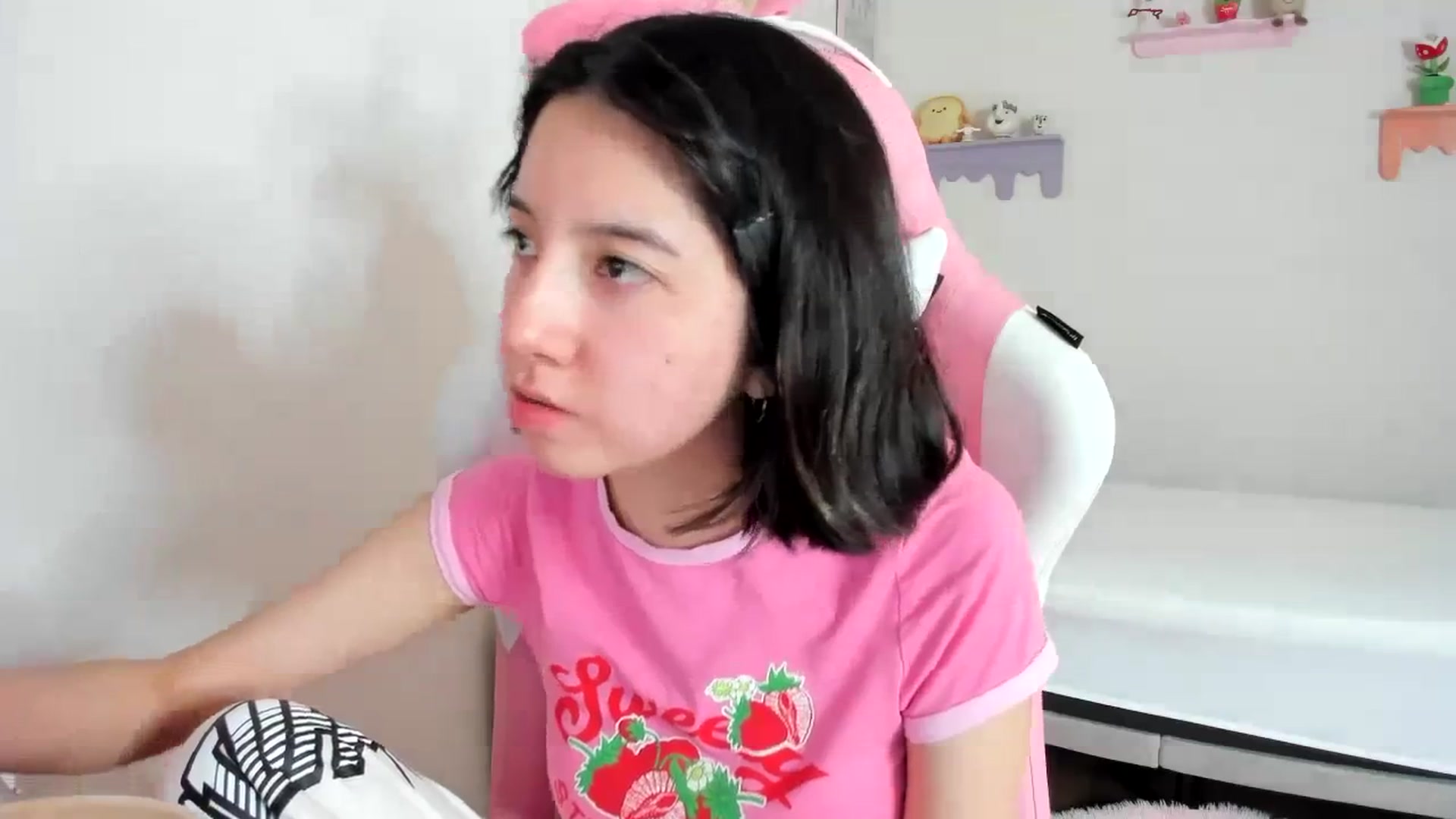 Gallery image thumbnail from Cherrycute666's myfreecams stream on, 09/03/2023, 14:59 image 18 of 20