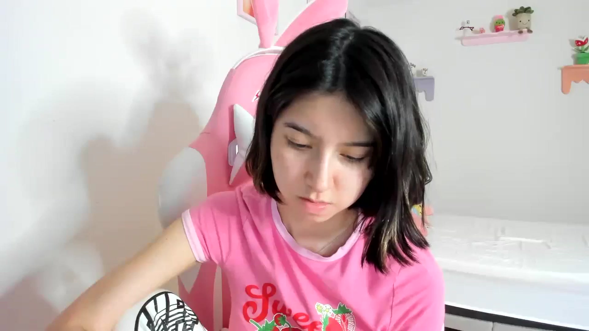 Gallery image thumbnail from Cherrycute666's myfreecams stream on, 09/04/2023, 02:24 image 15 of 20