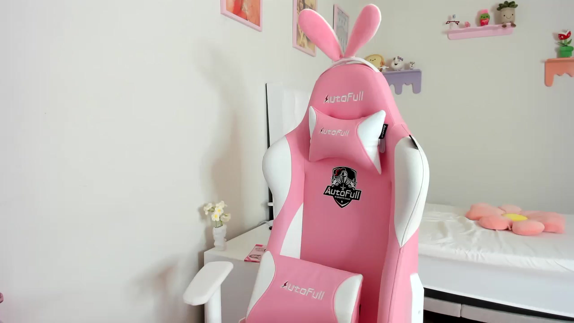 Gallery image thumbnail from Cherrycute666's myfreecams stream on, 09/04/2023, 19:41 image 18 of 20