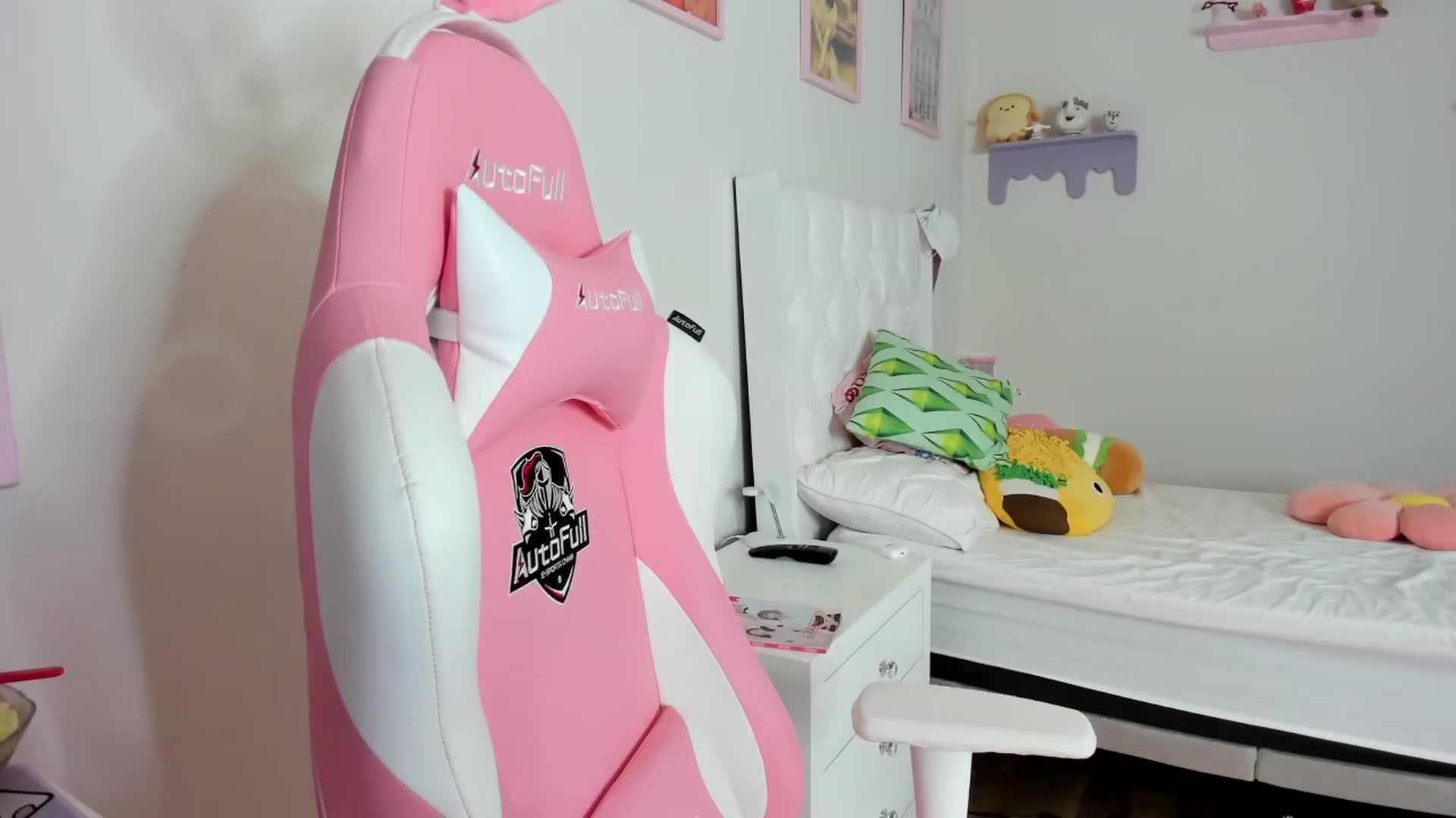 Gallery image thumbnail from Cherrycute666's myfreecams stream on, 09/06/2023, 20:08 image 12 of 20
