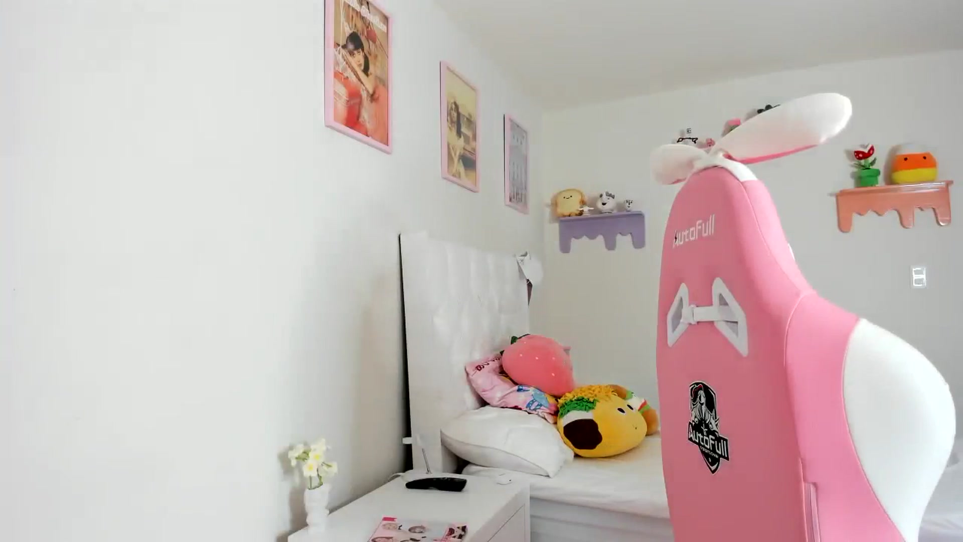 Gallery image thumbnail from Cherrycute666's myfreecams stream on, 09/06/2023, 23:05 image 6 of 20