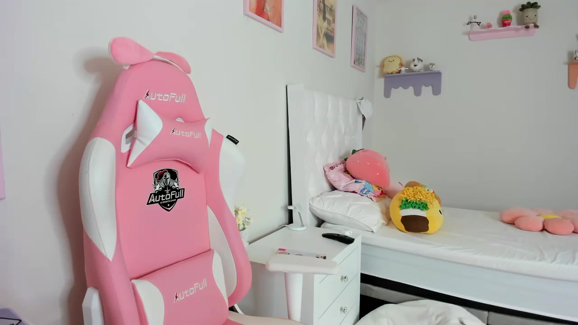 Gallery image thumbnail from Cherrycute666's myfreecams stream on, 09/07/2023, 19:30 image 17 of 20