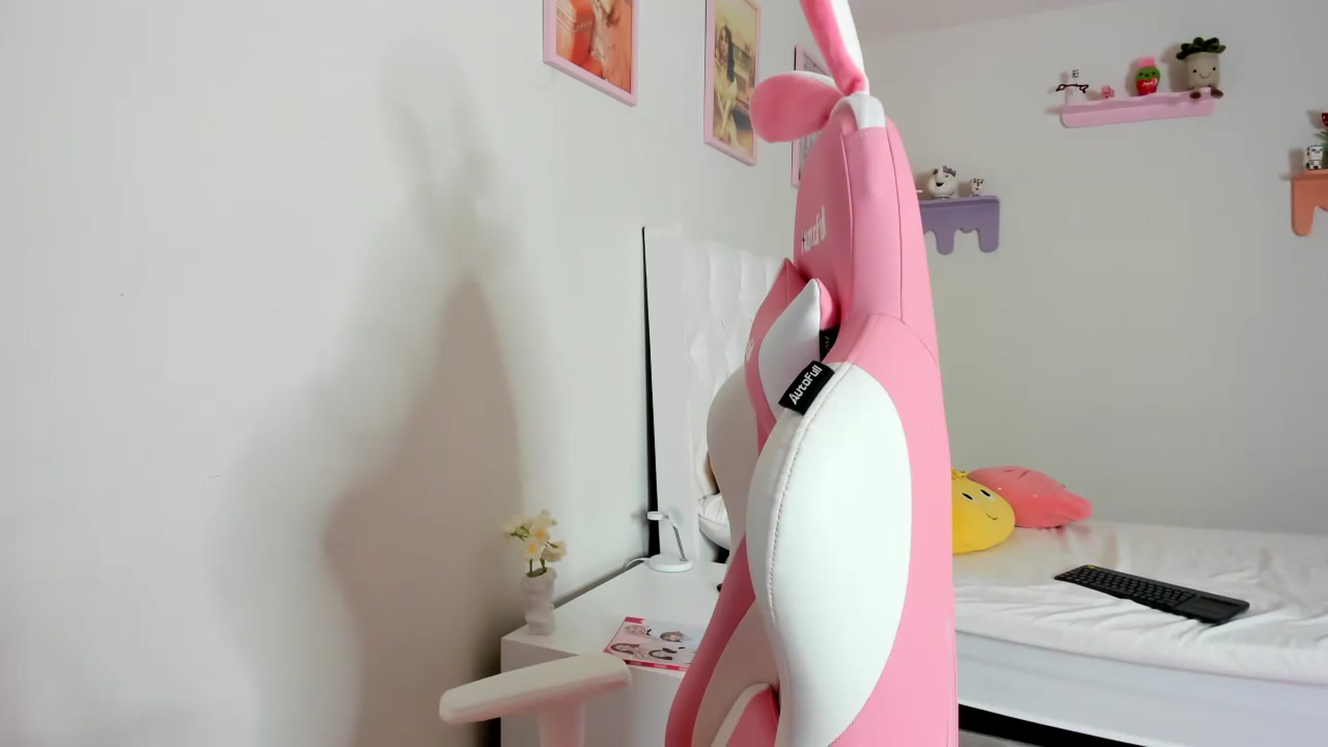 Gallery image thumbnail from Cherrycute666's myfreecams stream on, 09/08/2023, 04:42 image 6 of 20
