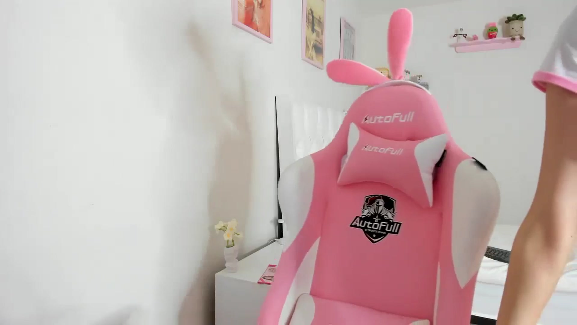 Gallery image thumbnail from Cherrycute666's myfreecams stream on, 09/08/2023, 04:42 image 20 of 20