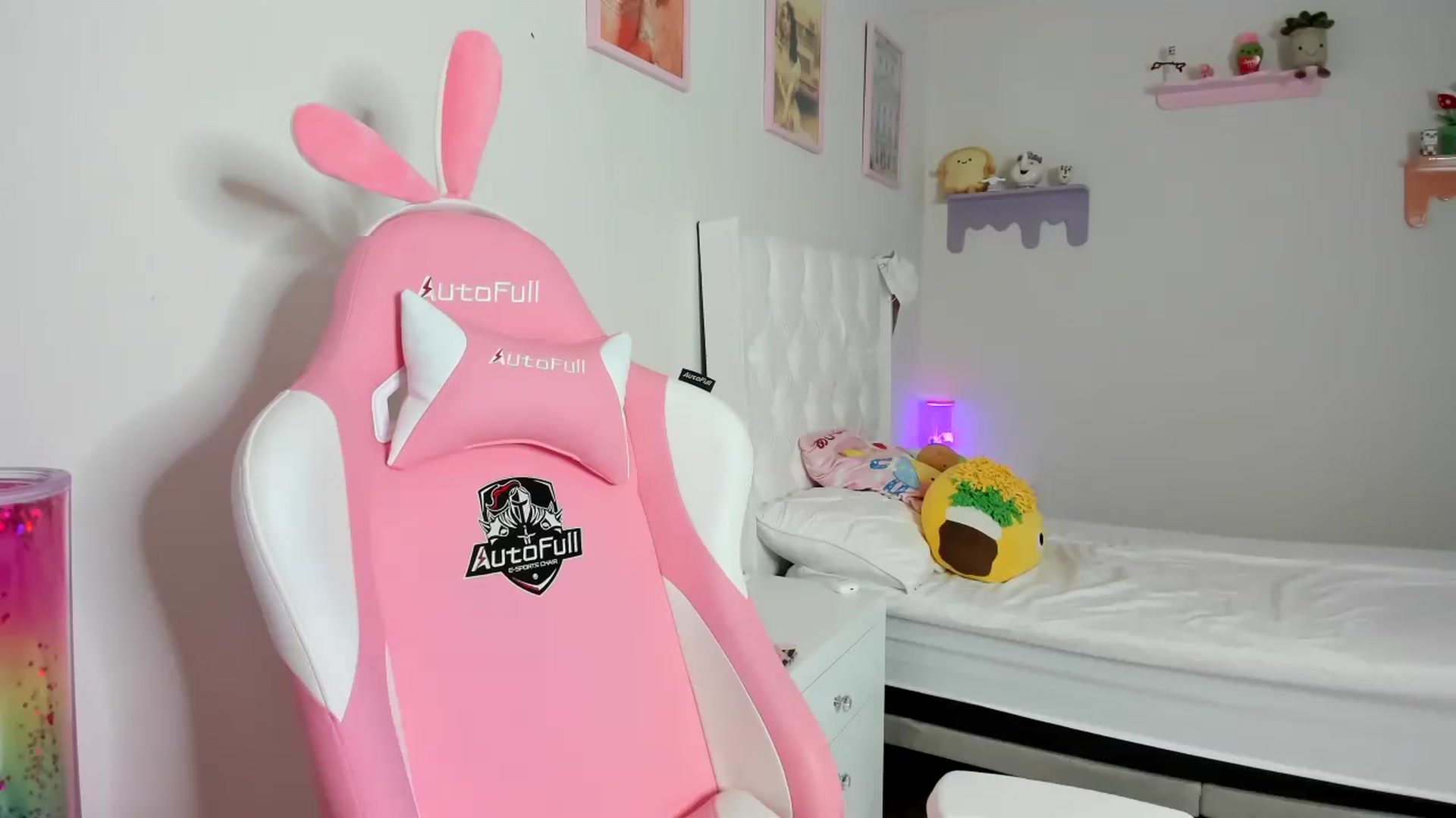Gallery image thumbnail from Cherrycute666's myfreecams stream on, 09/09/2023, 09:44 image 1 of 20
