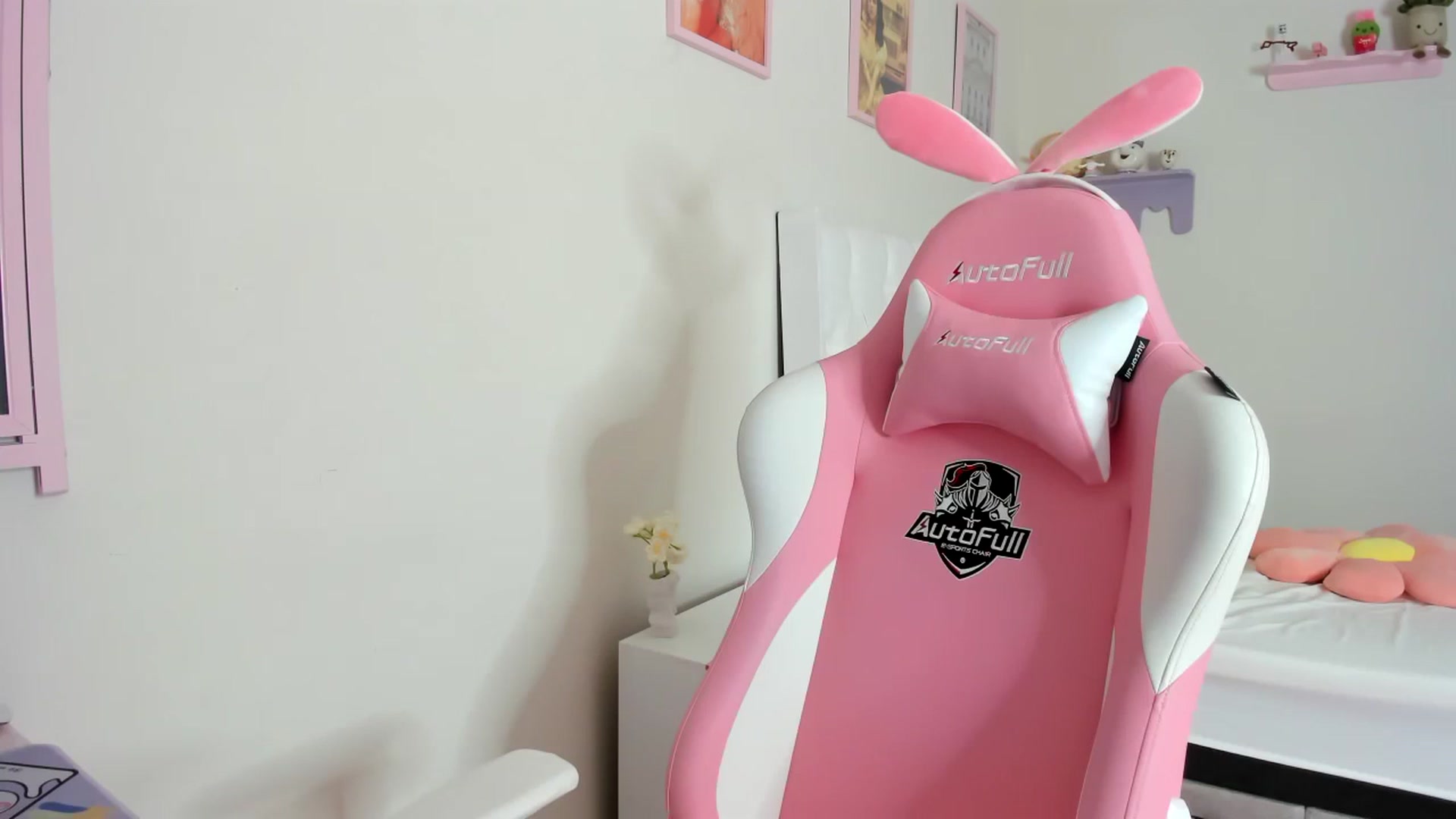 Gallery image thumbnail from Cherrycute666's myfreecams stream on, 09/12/2023, 18:45 image 13 of 20