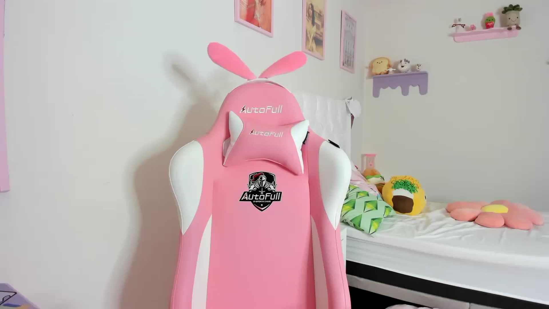 Gallery image thumbnail from Cherrycute666's myfreecams stream on, 09/12/2023, 18:45 image 6 of 20