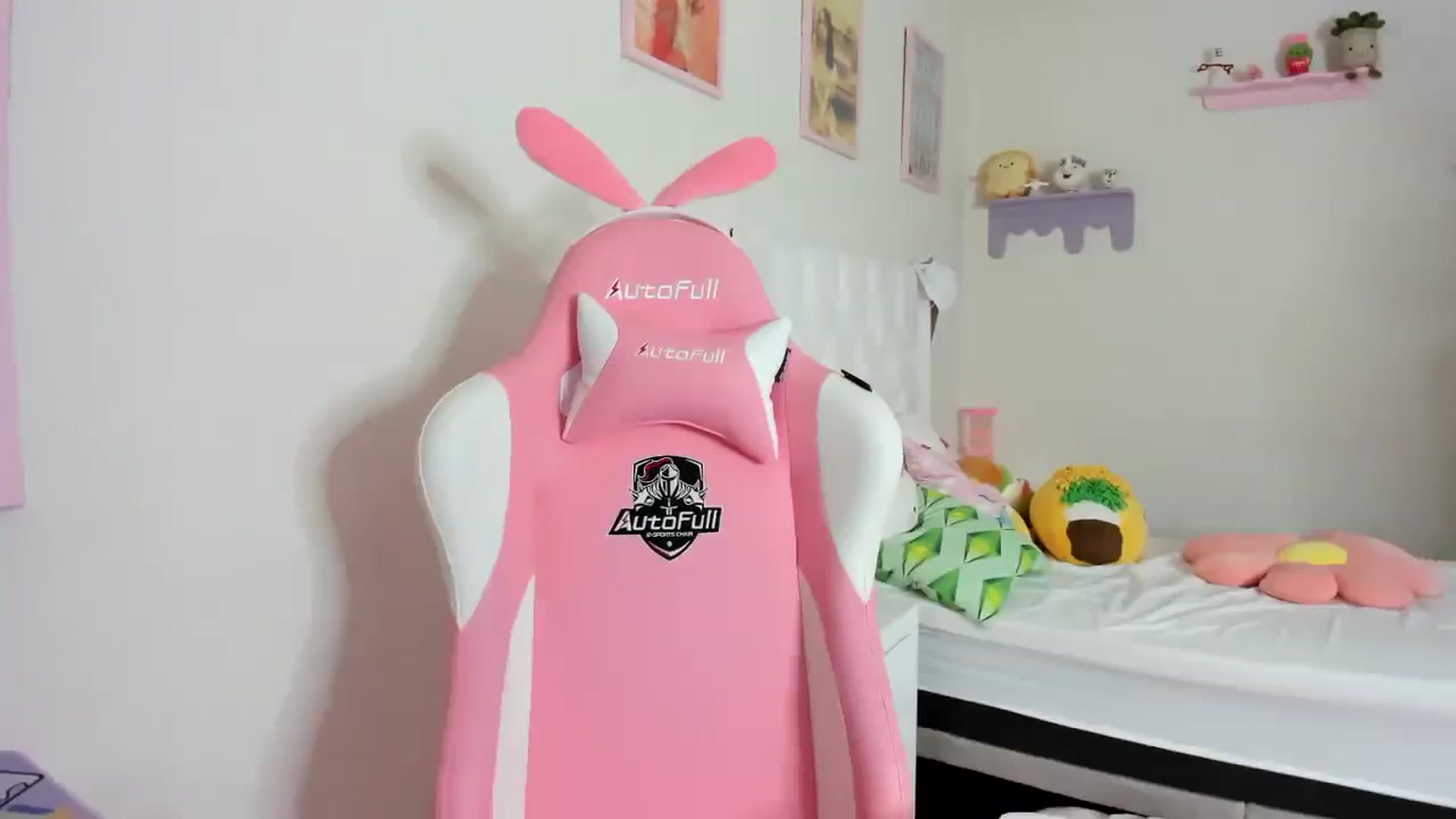 Gallery image thumbnail from Cherrycute666's myfreecams stream on, 09/12/2023, 18:45 image 5 of 20
