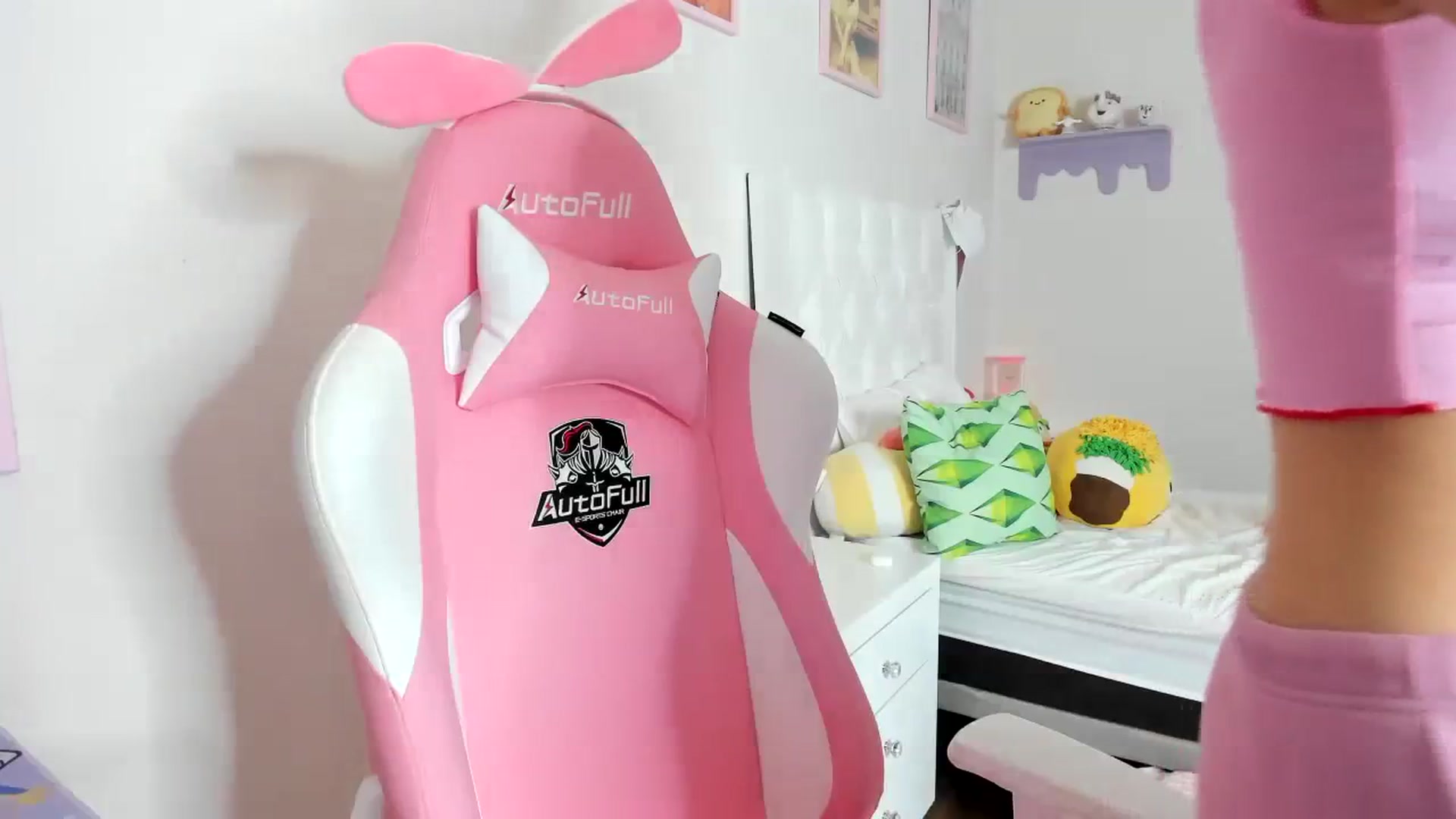 Gallery image thumbnail from Cherrycute666's myfreecams stream on, 09/13/2023, 09:19 image 16 of 20