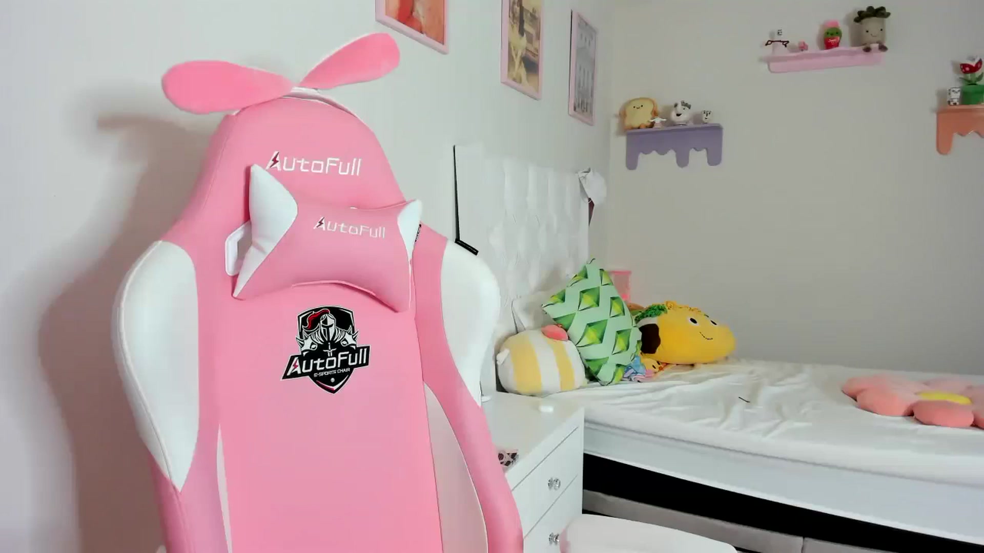 Gallery image thumbnail from Cherrycute666's myfreecams stream on, 09/14/2023, 24:01 image 9 of 20