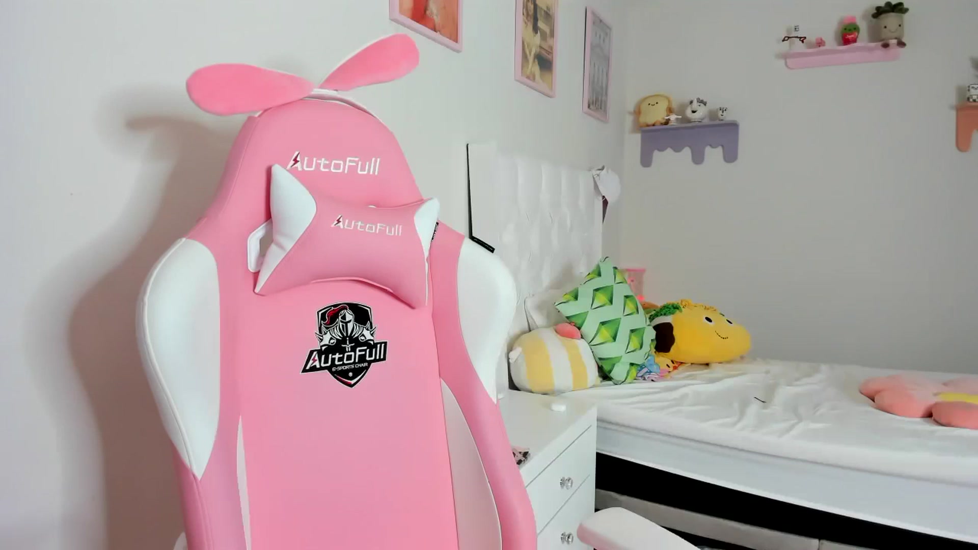Gallery image thumbnail from Cherrycute666's myfreecams stream on, 09/14/2023, 24:01 image 2 of 20