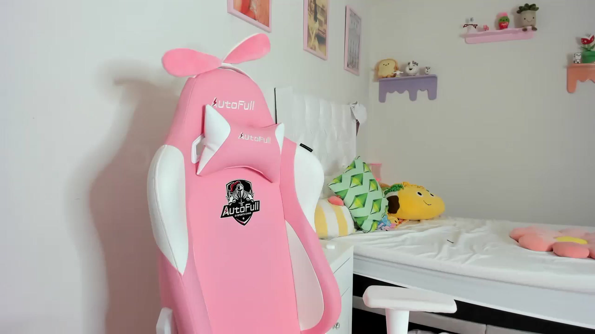 Gallery image thumbnail from Cherrycute666's myfreecams stream on, 09/14/2023, 24:01 image 19 of 20