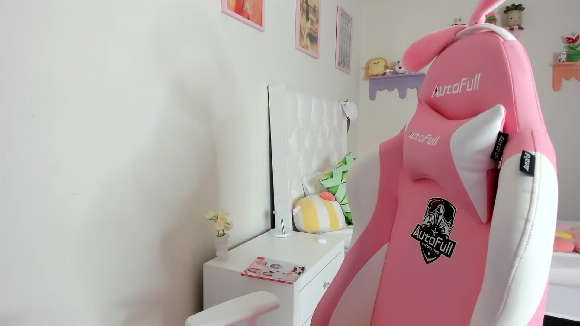 Gallery image thumbnail from Cherrycute666's myfreecams stream on, 09/14/2023, 24:26 image 7 of 20