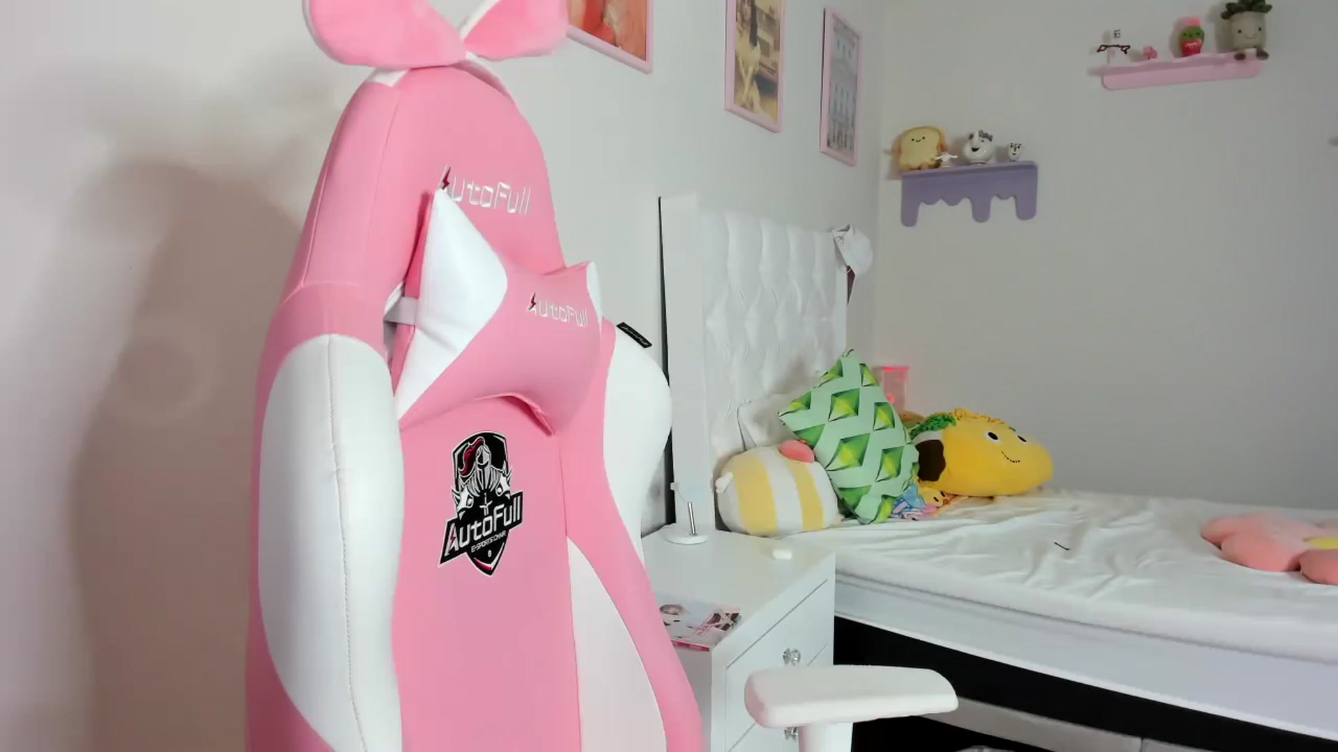 Gallery image thumbnail from Cherrycute666's myfreecams stream on, 09/14/2023, 01:18 image 8 of 20