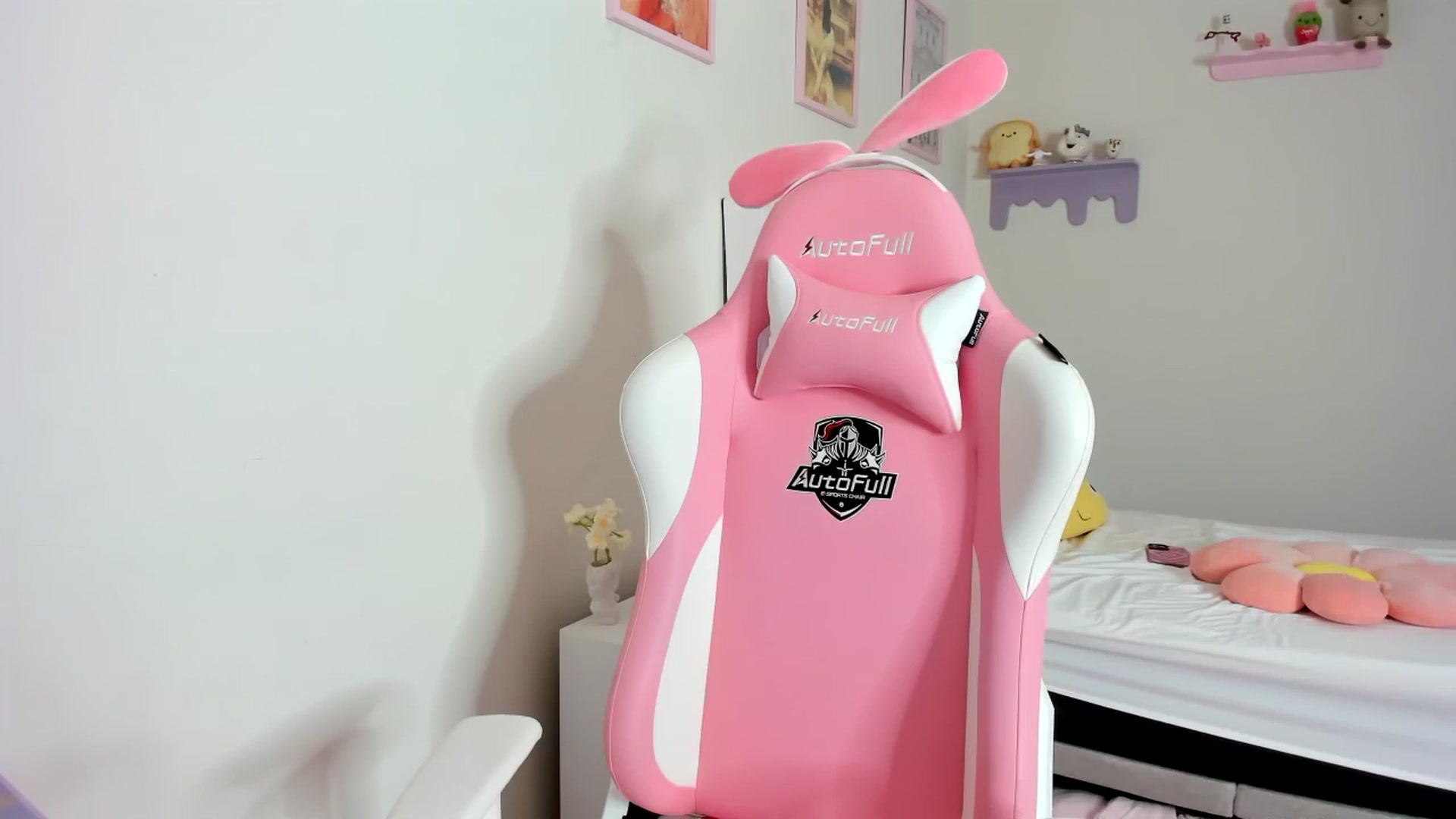 Gallery image thumbnail from Cherrycute666's myfreecams stream on, 09/14/2023, 07:16 image 4 of 20