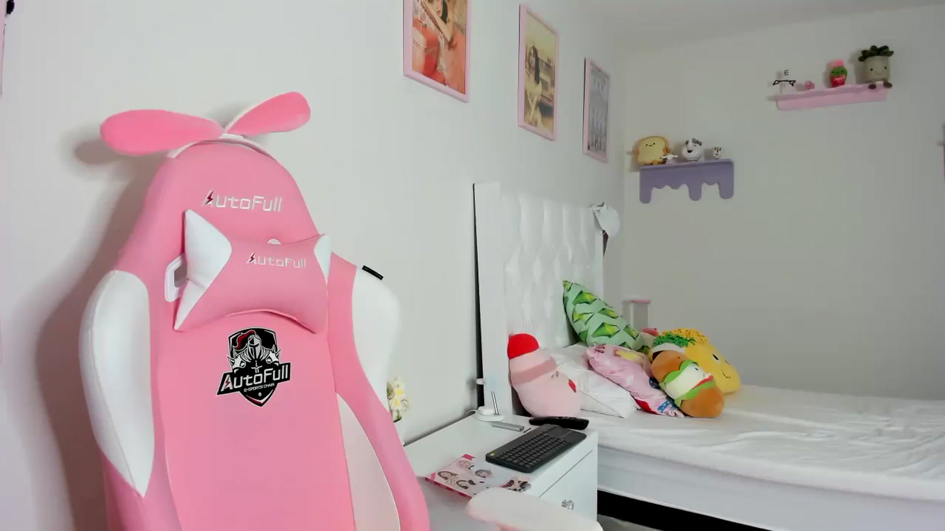 Gallery image thumbnail from Cherrycute666's myfreecams stream on, 09/15/2023, 02:02 image 1 of 20