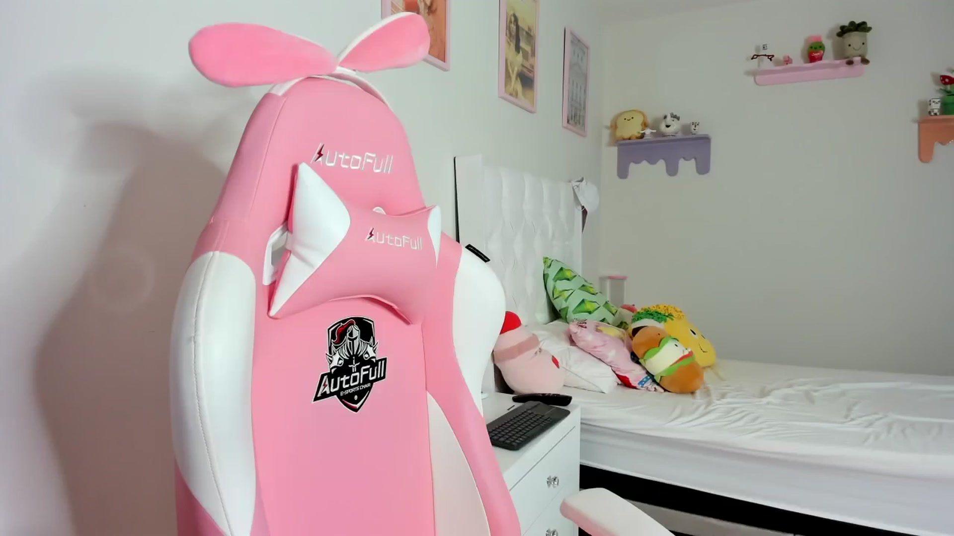 Gallery image thumbnail from Cherrycute666's myfreecams stream on, 09/15/2023, 05:50 image 14 of 20