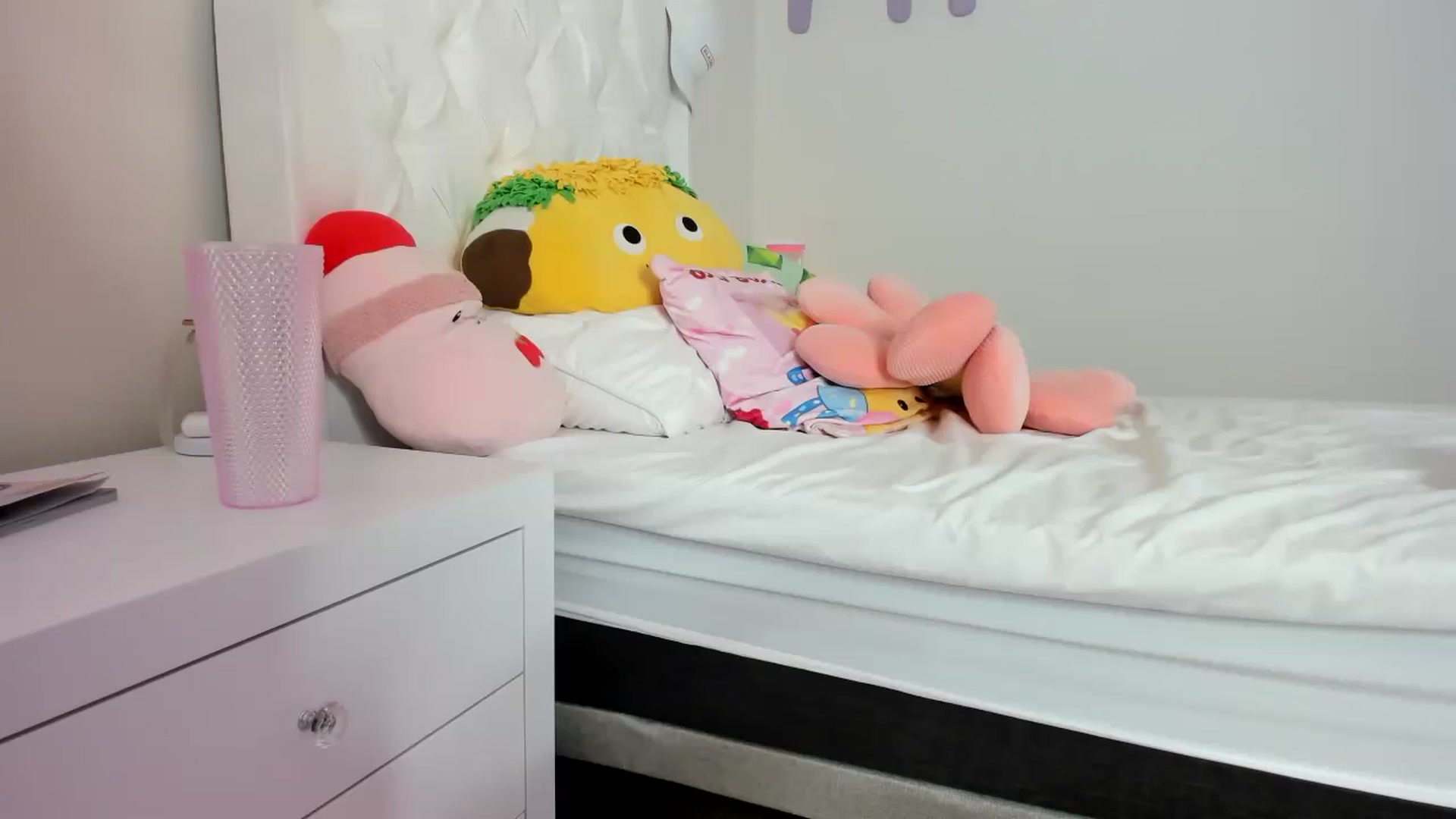 Gallery image thumbnail from Cherrycute666's myfreecams stream on, 09/16/2023, 07:44 image 6 of 20