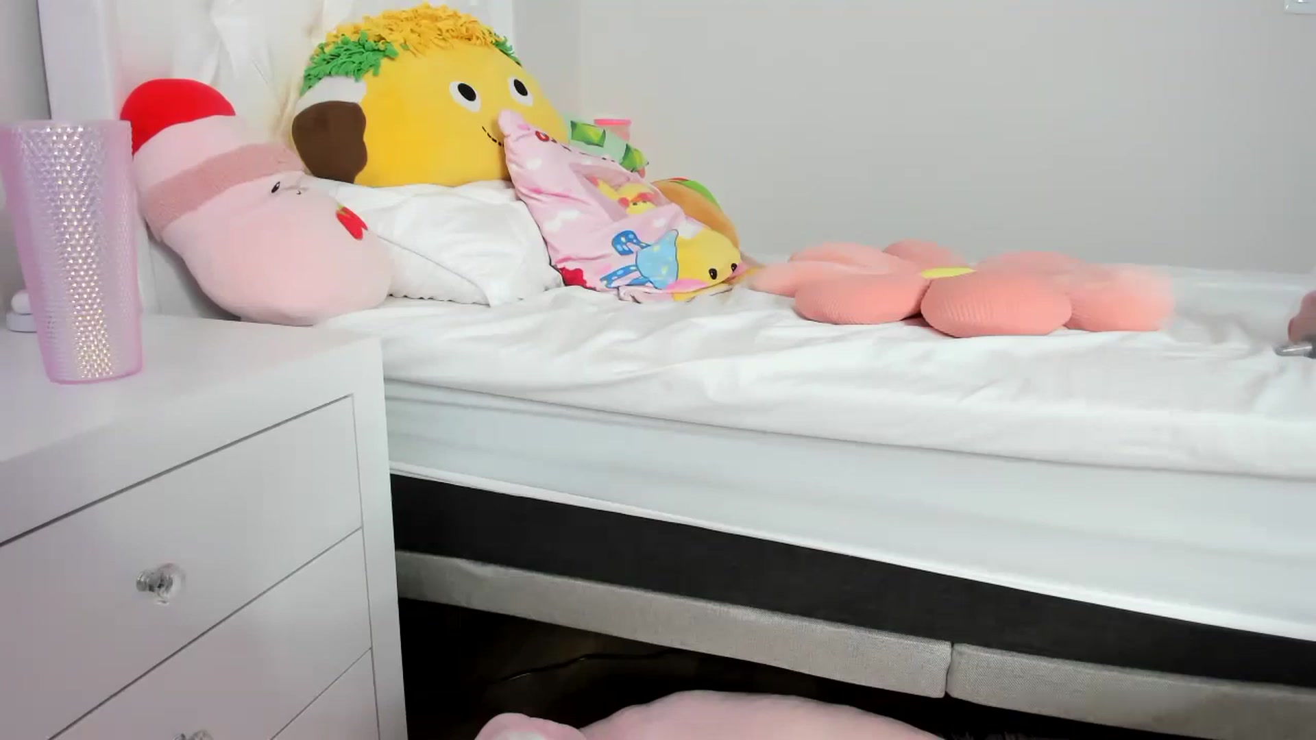 Gallery image thumbnail from Cherrycute666's myfreecams stream on, 09/16/2023, 07:44 image 2 of 20