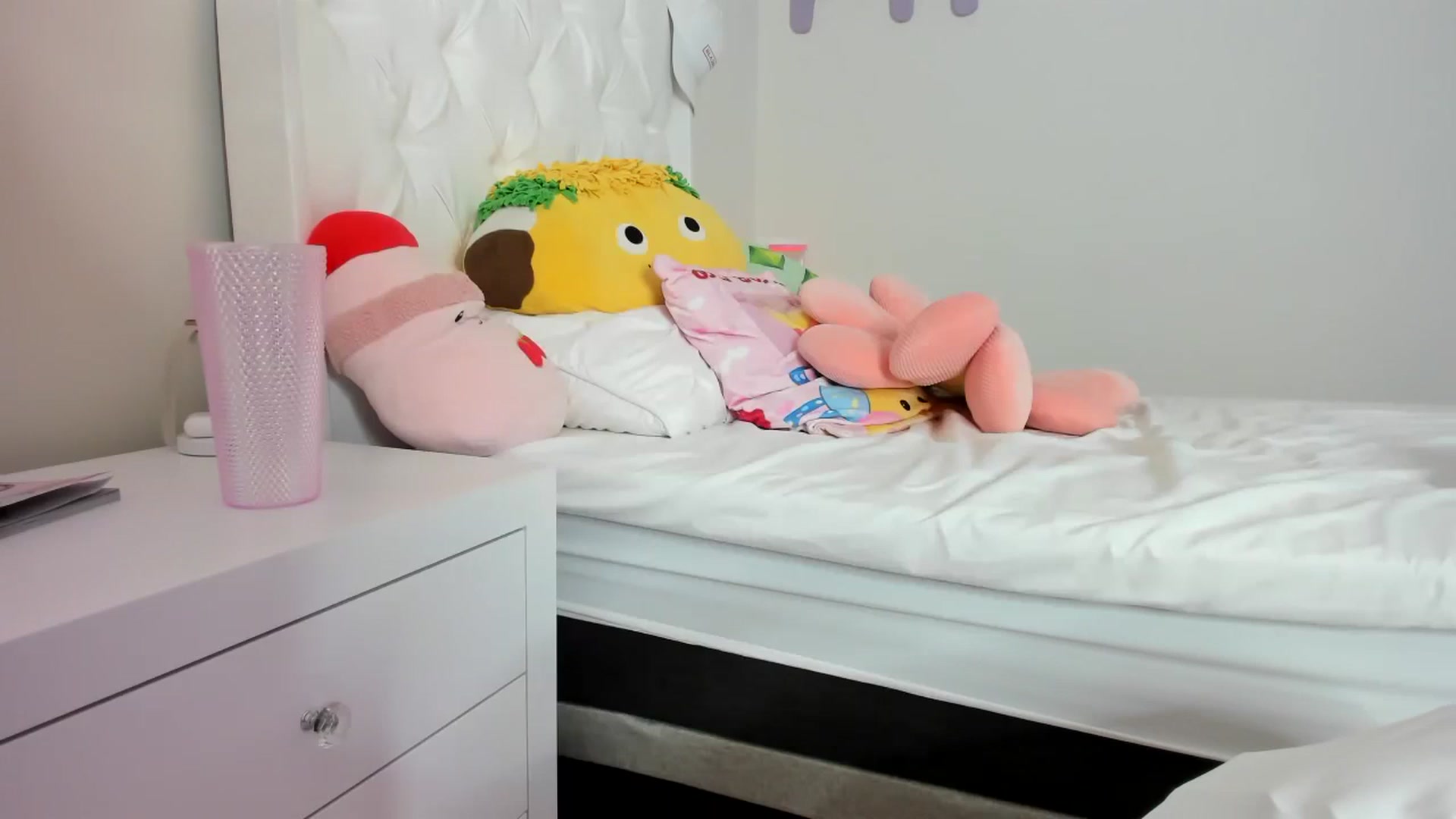 Gallery image thumbnail from Cherrycute666's myfreecams stream on, 09/16/2023, 07:44 image 7 of 20