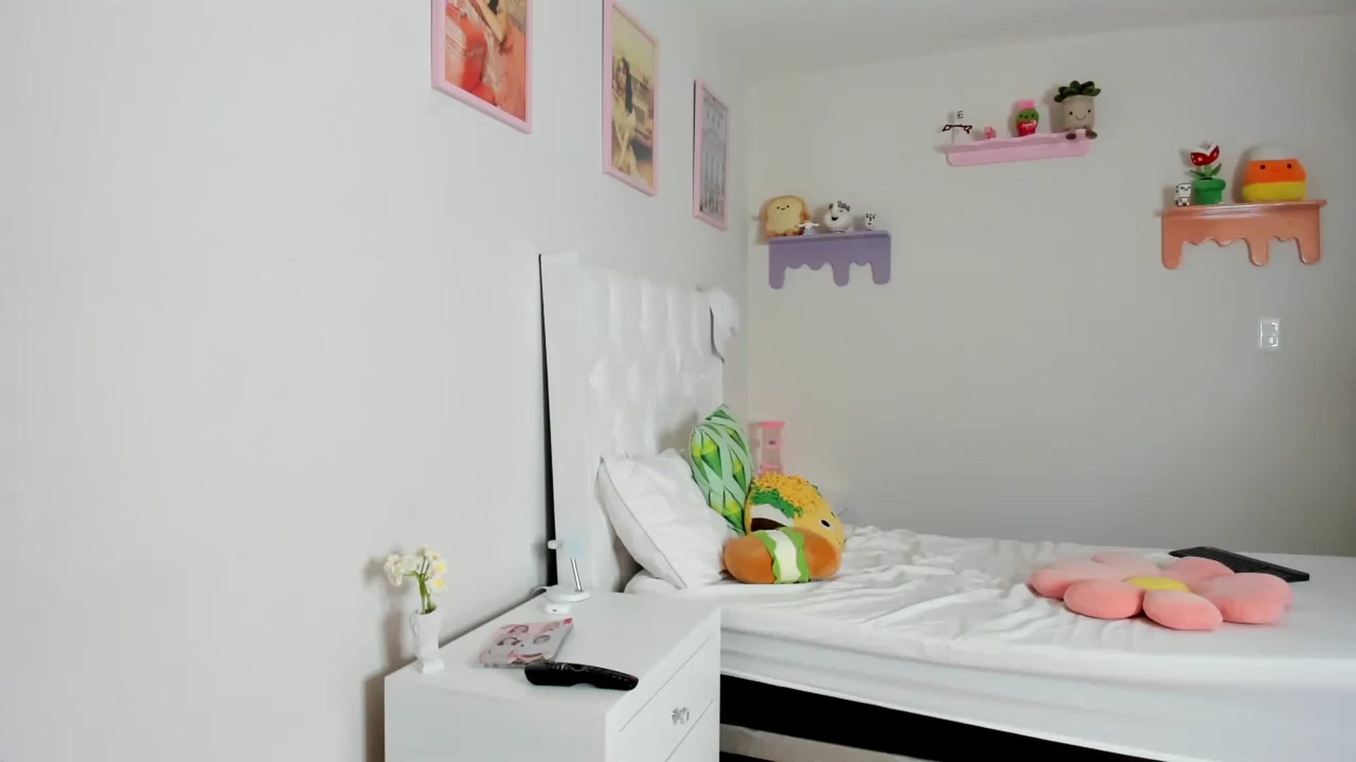 Gallery image thumbnail from Cherrycute666's myfreecams stream on, 09/19/2023, 24:01 image 5 of 20