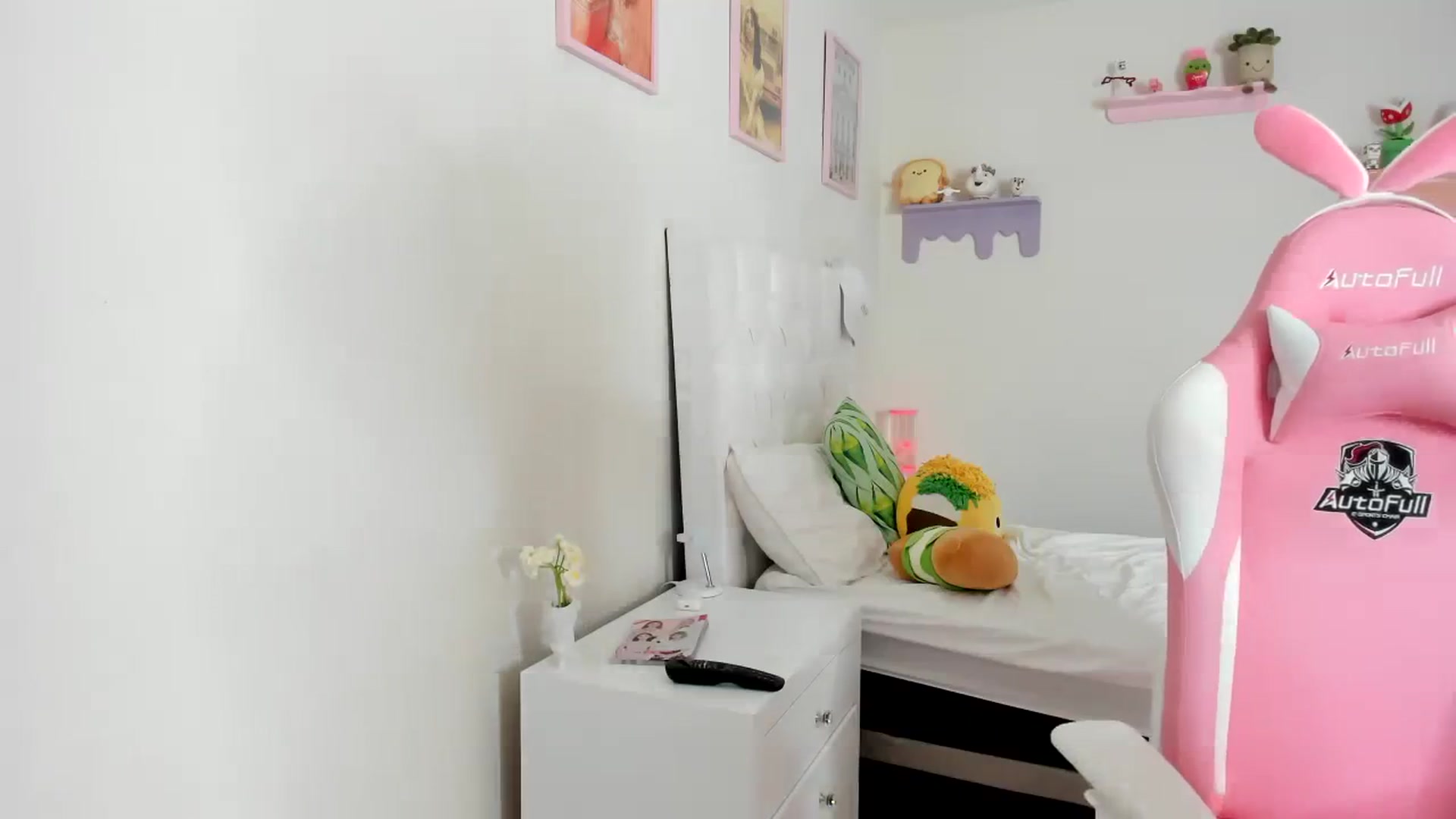 Gallery image thumbnail from Cherrycute666's myfreecams stream on, 09/19/2023, 16:16 image 7 of 20