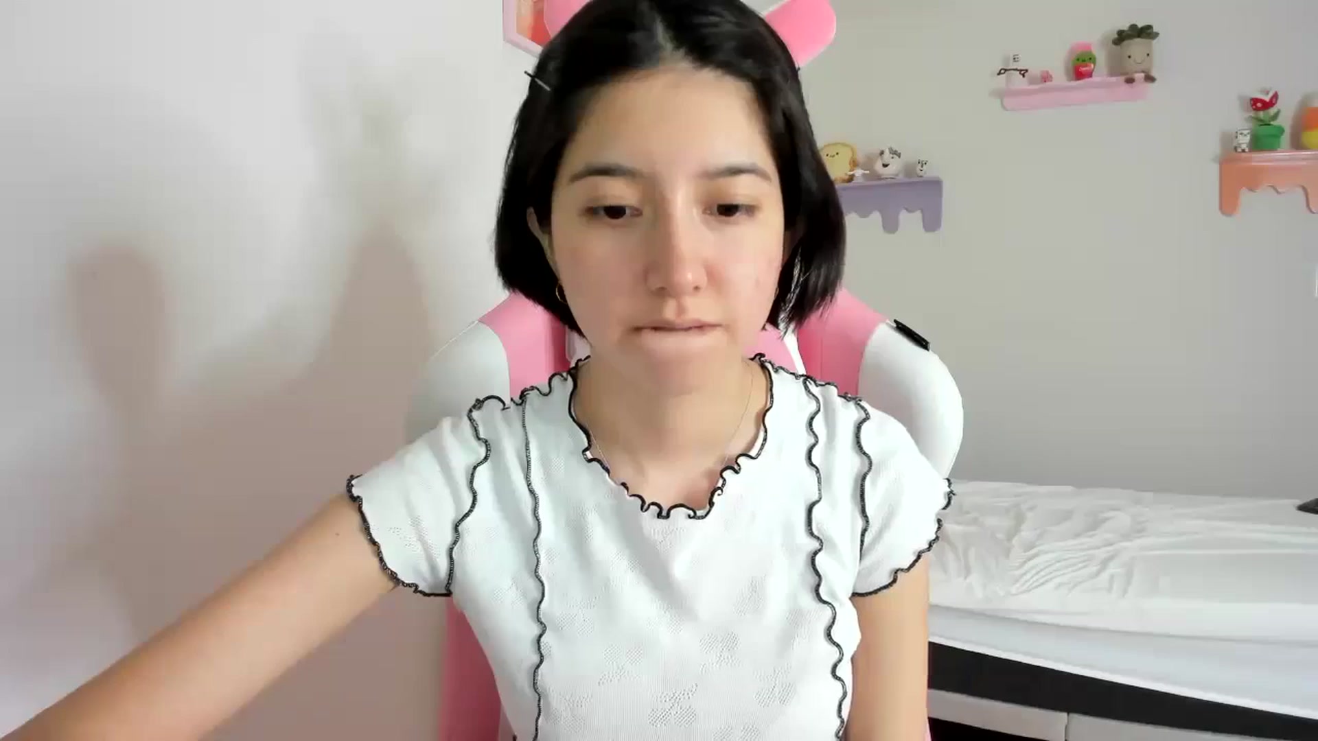 Gallery image thumbnail from Cherrycute666's myfreecams stream on, 09/19/2023, 16:16 image 3 of 20