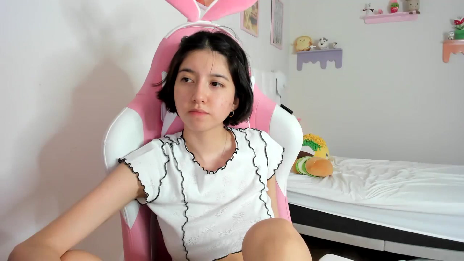 Gallery image thumbnail from Cherrycute666's myfreecams stream on, 09/19/2023, 18:43 image 18 of 20