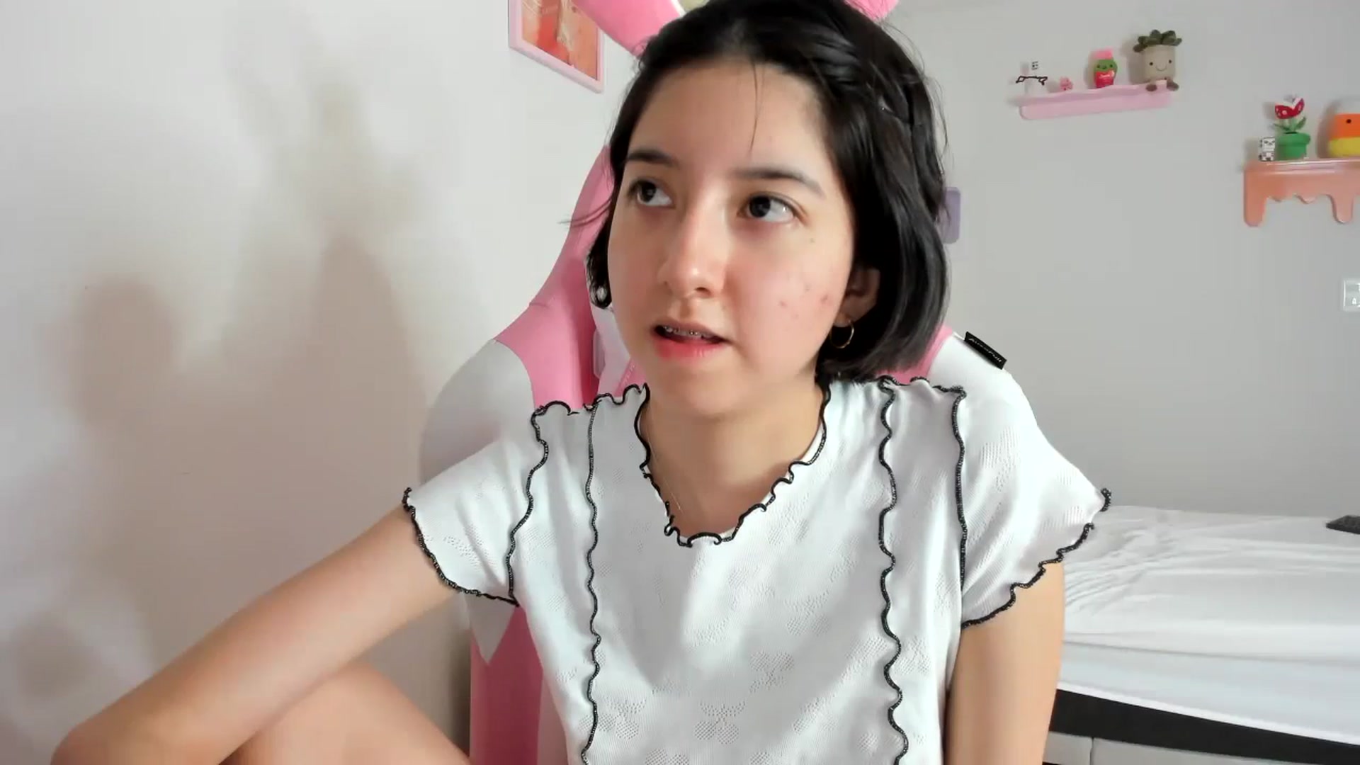 Gallery image thumbnail from Cherrycute666's myfreecams stream on, 09/19/2023, 18:43 image 12 of 20