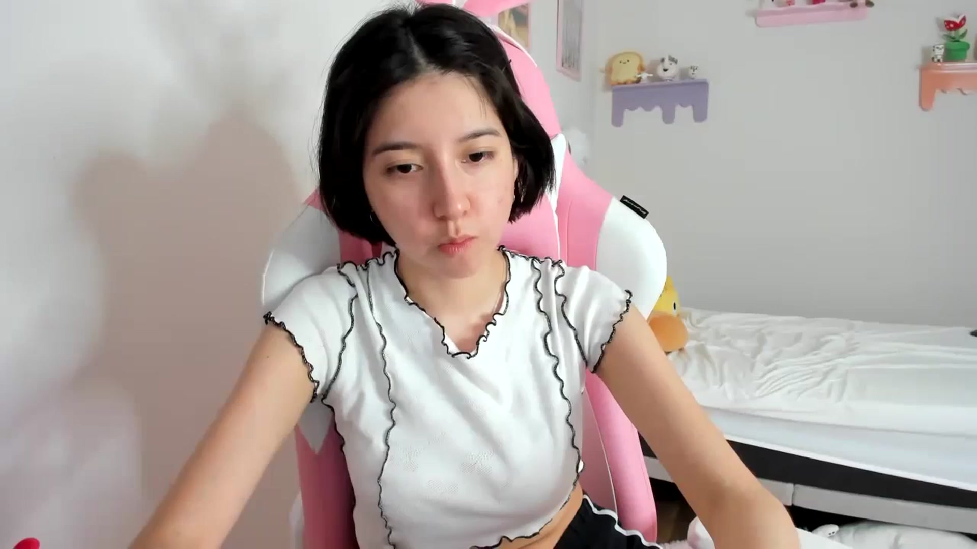 Gallery image thumbnail from Cherrycute666's myfreecams stream on, 09/19/2023, 18:43 image 4 of 20