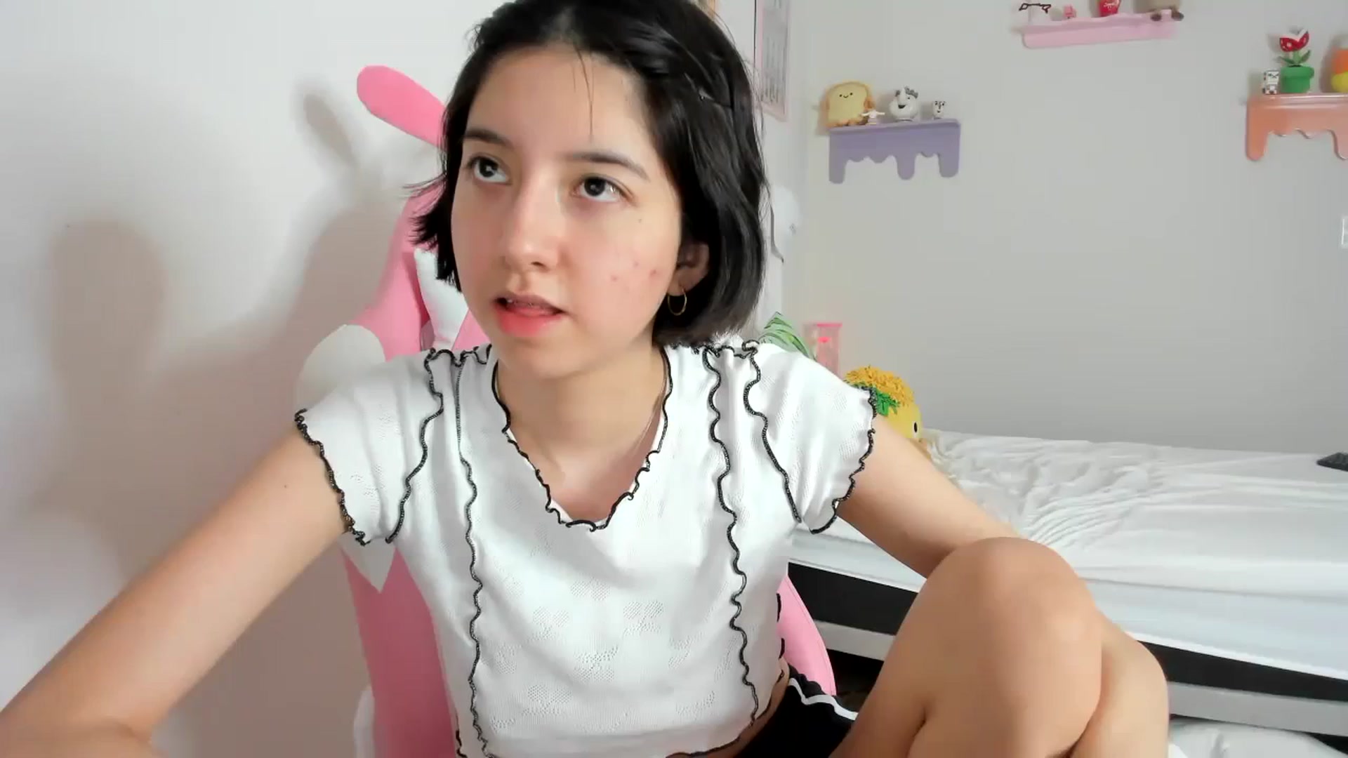 Gallery image thumbnail from Cherrycute666's myfreecams stream on, 09/19/2023, 18:43 image 14 of 20