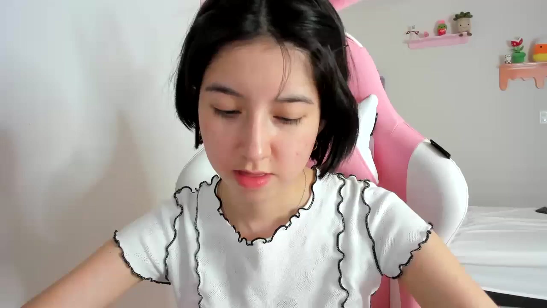 Gallery image thumbnail from Cherrycute666's myfreecams stream on, 09/19/2023, 18:43 image 7 of 20